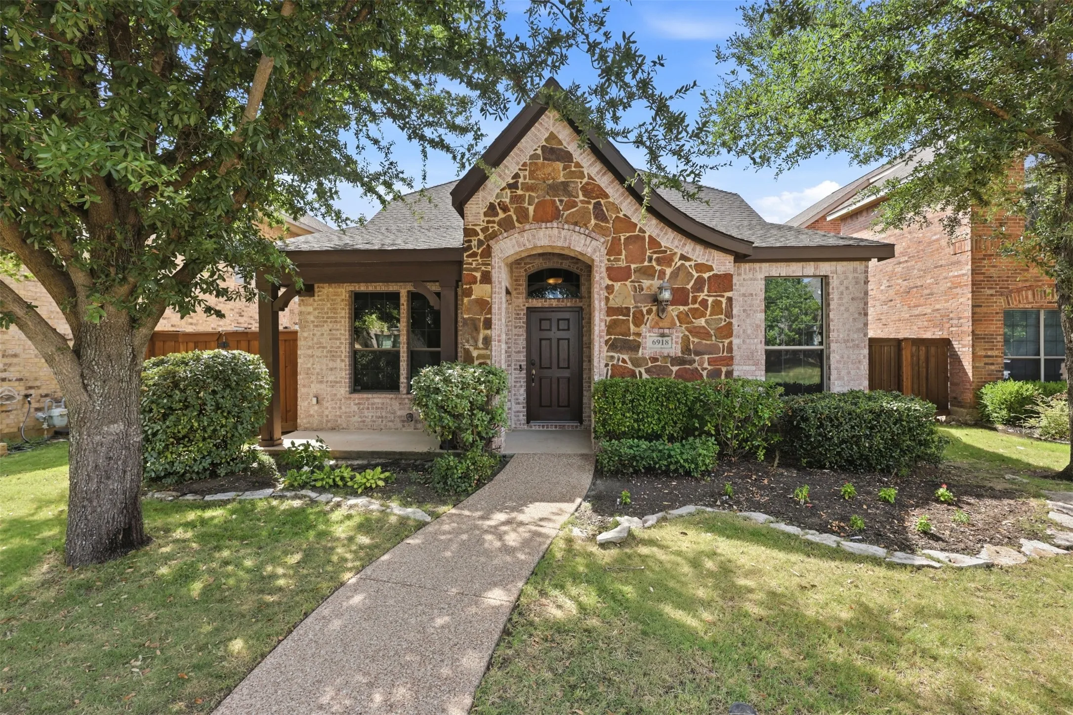 Single Family Residence For Sale in Tarrant County , 6918 Nava, Grand Prairie, Texas 75054, 3 Bedroom, 3 Bathroom, 2 Garage spaces, 2,541 Sqft, built in 2008, mls#21325681, Real Estate Agent in Grand Prairie, Homes For Sale in Tarrant county, Homes For Sale in Grand Prairie, Realtor in Grand Prairie Texas, Real Estate Brokerage Independent Realty Texas, Luminita Cordes Realtor