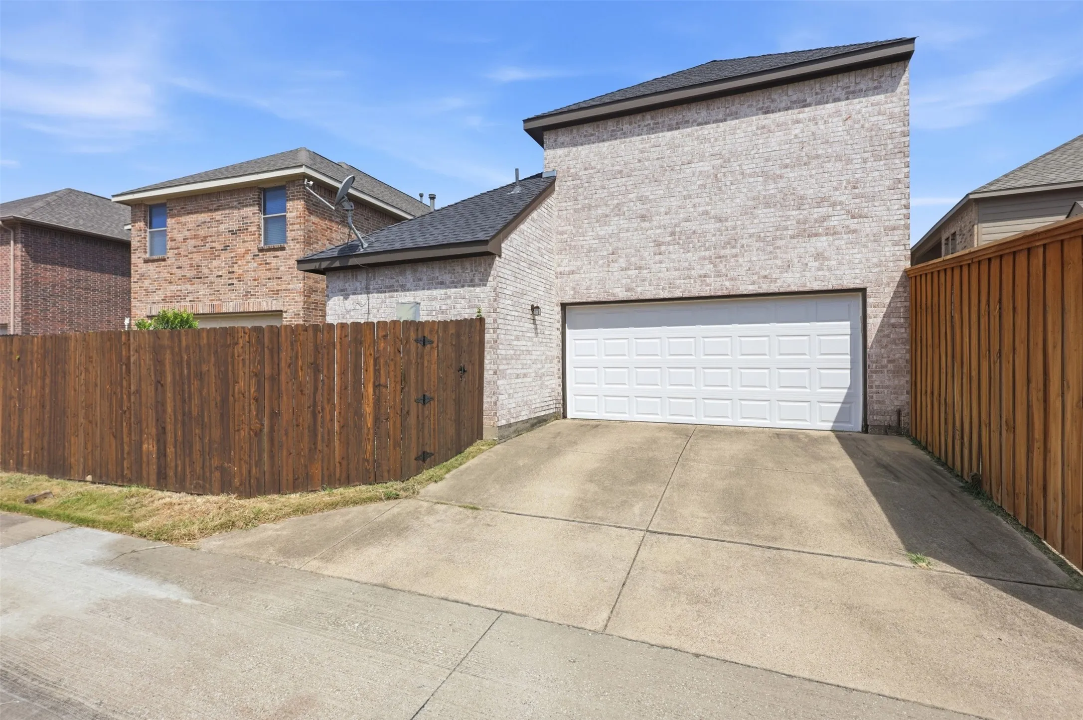 Single Family Residence For Sale in Tarrant County , 6918 Nava, Grand Prairie, Texas 75054, 3 Bedroom, 3 Bathroom, 2 Garage spaces, 2,541 Sqft, built in 2008, mls#21325681, Real Estate Agent in Grand Prairie, Homes For Sale in Tarrant county, Homes For Sale in Grand Prairie, Realtor in Grand Prairie Texas, Real Estate Brokerage Independent Realty Texas, Luminita Cordes Realtor