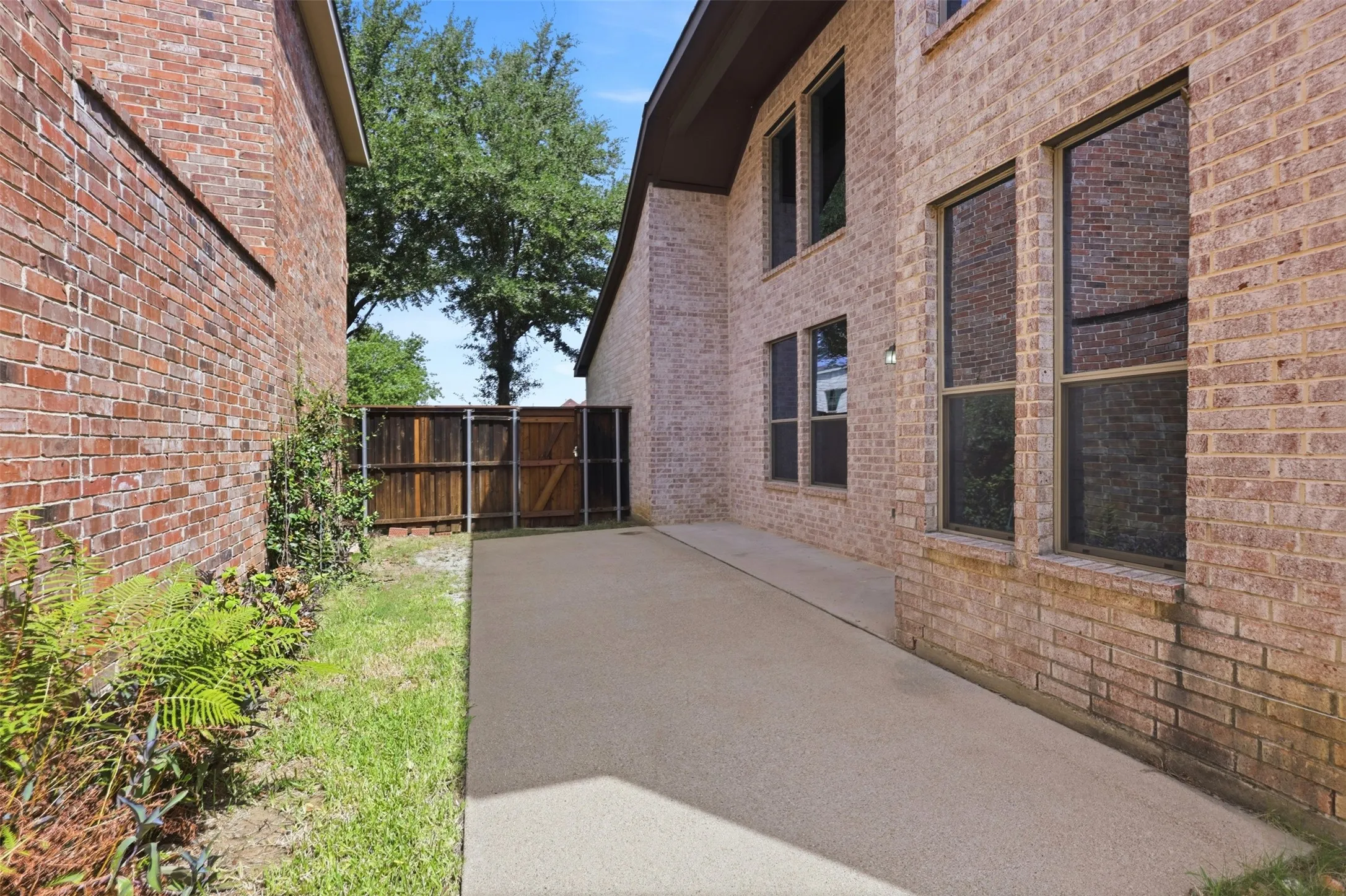 Single Family Residence For Sale in Tarrant County , 6918 Nava, Grand Prairie, Texas 75054, 3 Bedroom, 3 Bathroom, 2 Garage spaces, 2,541 Sqft, built in 2008, mls#21325681, Real Estate Agent in Grand Prairie, Homes For Sale in Tarrant county, Homes For Sale in Grand Prairie, Realtor in Grand Prairie Texas, Real Estate Brokerage Independent Realty Texas, Luminita Cordes Realtor