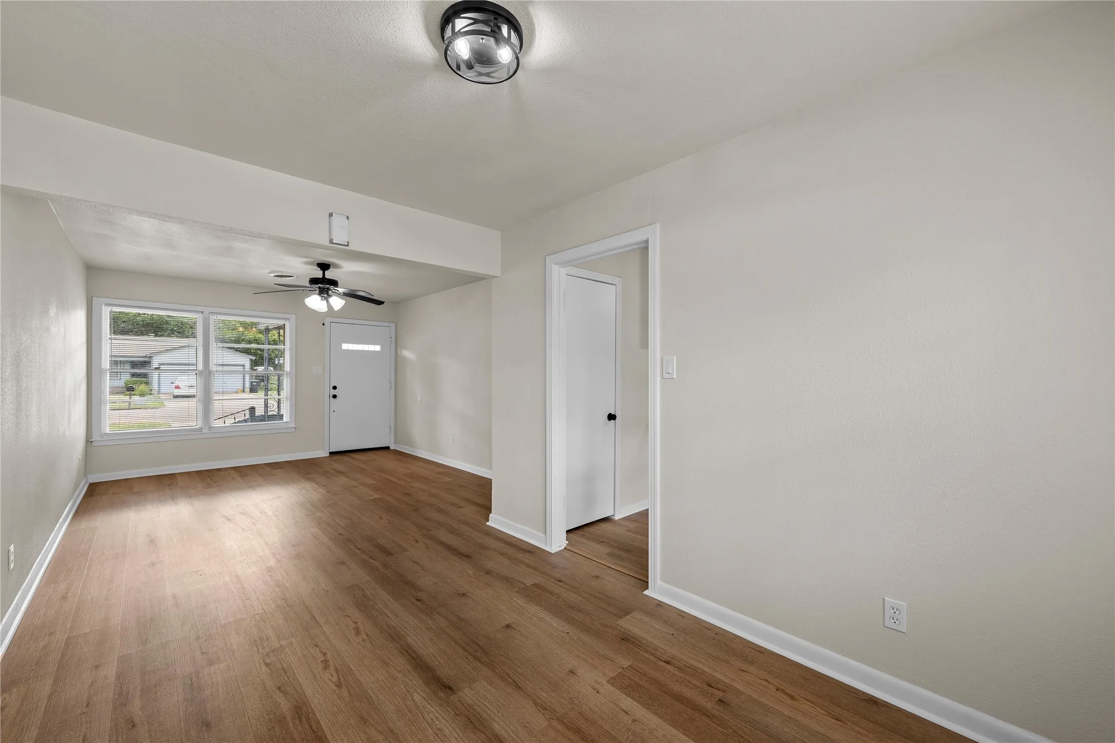 Single Family Residence For Sale in Mc Lennan County , 1007 N 61ST Street, Waco, Texas 76710, 3 Bedroom, 1 Bathroom, 1 Garage spaces, 1,108 Sqft, built in 1956, mls#21345582, Real Estate Agent in Waco, Homes For Sale in Mc Lennan county, Homes For Sale in Waco, Realtor in Waco Texas, Real Estate Brokerage Independent Realty Texas, Luminita Cordes Realtor