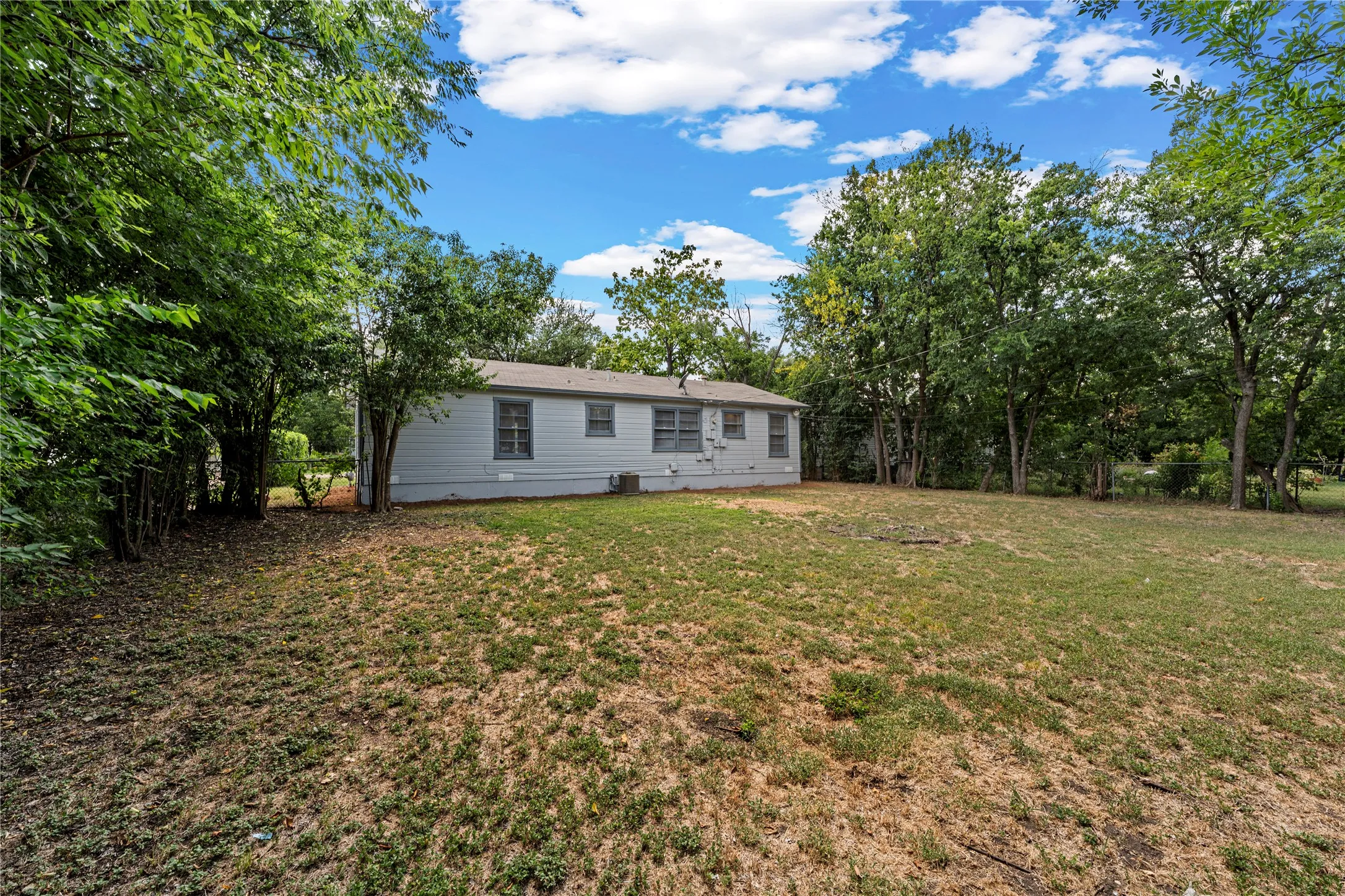 Single Family Residence For Sale in Mc Lennan County , 1007 N 61ST Street, Waco, Texas 76710, 3 Bedroom, 1 Bathroom, 1 Garage spaces, 1,108 Sqft, built in 1956, mls#21345582, Real Estate Agent in Waco, Homes For Sale in Mc Lennan county, Homes For Sale in Waco, Realtor in Waco Texas, Real Estate Brokerage Independent Realty Texas, Luminita Cordes Realtor