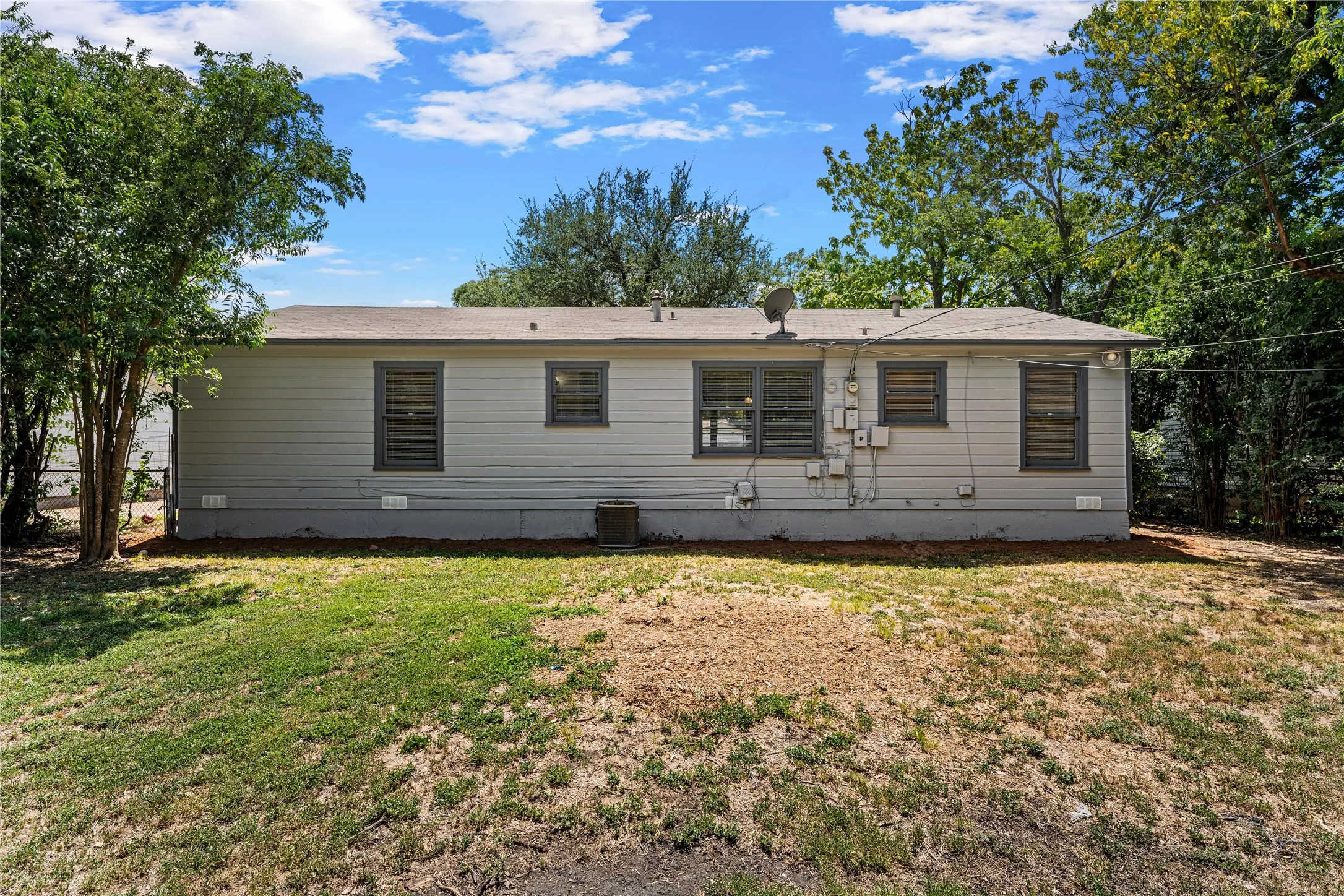 Single Family Residence For Sale in Mc Lennan County , 1007 N 61ST Street, Waco, Texas 76710, 3 Bedroom, 1 Bathroom, 1 Garage spaces, 1,108 Sqft, built in 1956, mls#21345582, Real Estate Agent in Waco, Homes For Sale in Mc Lennan county, Homes For Sale in Waco, Realtor in Waco Texas, Real Estate Brokerage Independent Realty Texas, Luminita Cordes Realtor