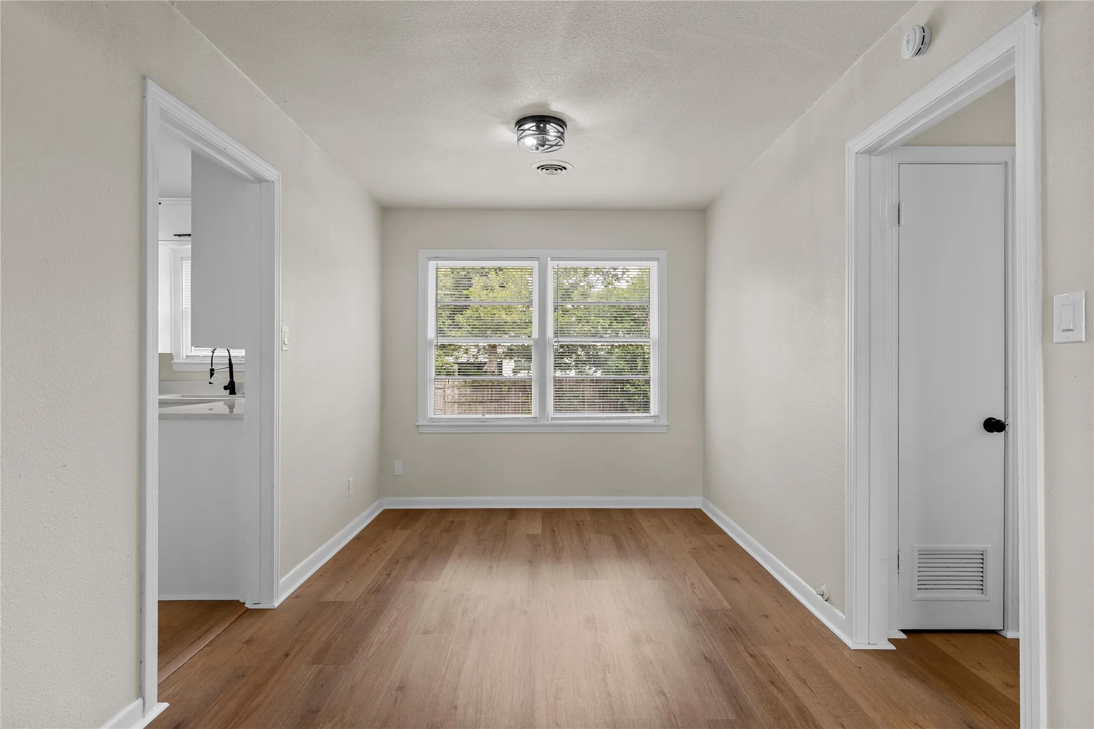Single Family Residence For Sale in Mc Lennan County , 1007 N 61ST Street, Waco, Texas 76710, 3 Bedroom, 1 Bathroom, 1 Garage spaces, 1,108 Sqft, built in 1956, mls#21345582, Real Estate Agent in Waco, Homes For Sale in Mc Lennan county, Homes For Sale in Waco, Realtor in Waco Texas, Real Estate Brokerage Independent Realty Texas, Luminita Cordes Realtor