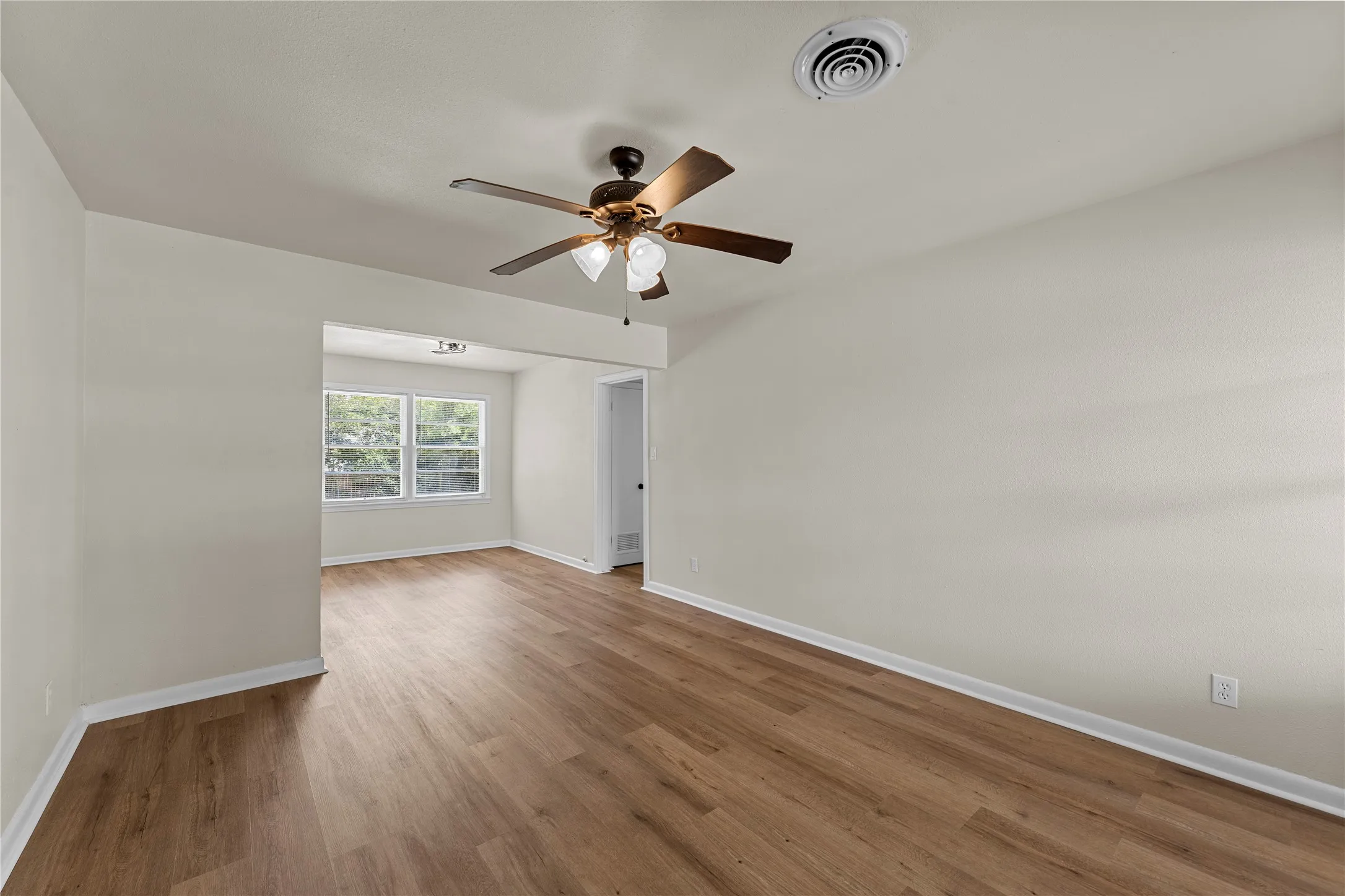 Single Family Residence For Sale in Mc Lennan County , 1007 N 61ST Street, Waco, Texas 76710, 3 Bedroom, 1 Bathroom, 1 Garage spaces, 1,108 Sqft, built in 1956, mls#21345582, Real Estate Agent in Waco, Homes For Sale in Mc Lennan county, Homes For Sale in Waco, Realtor in Waco Texas, Real Estate Brokerage Independent Realty Texas, Luminita Cordes Realtor