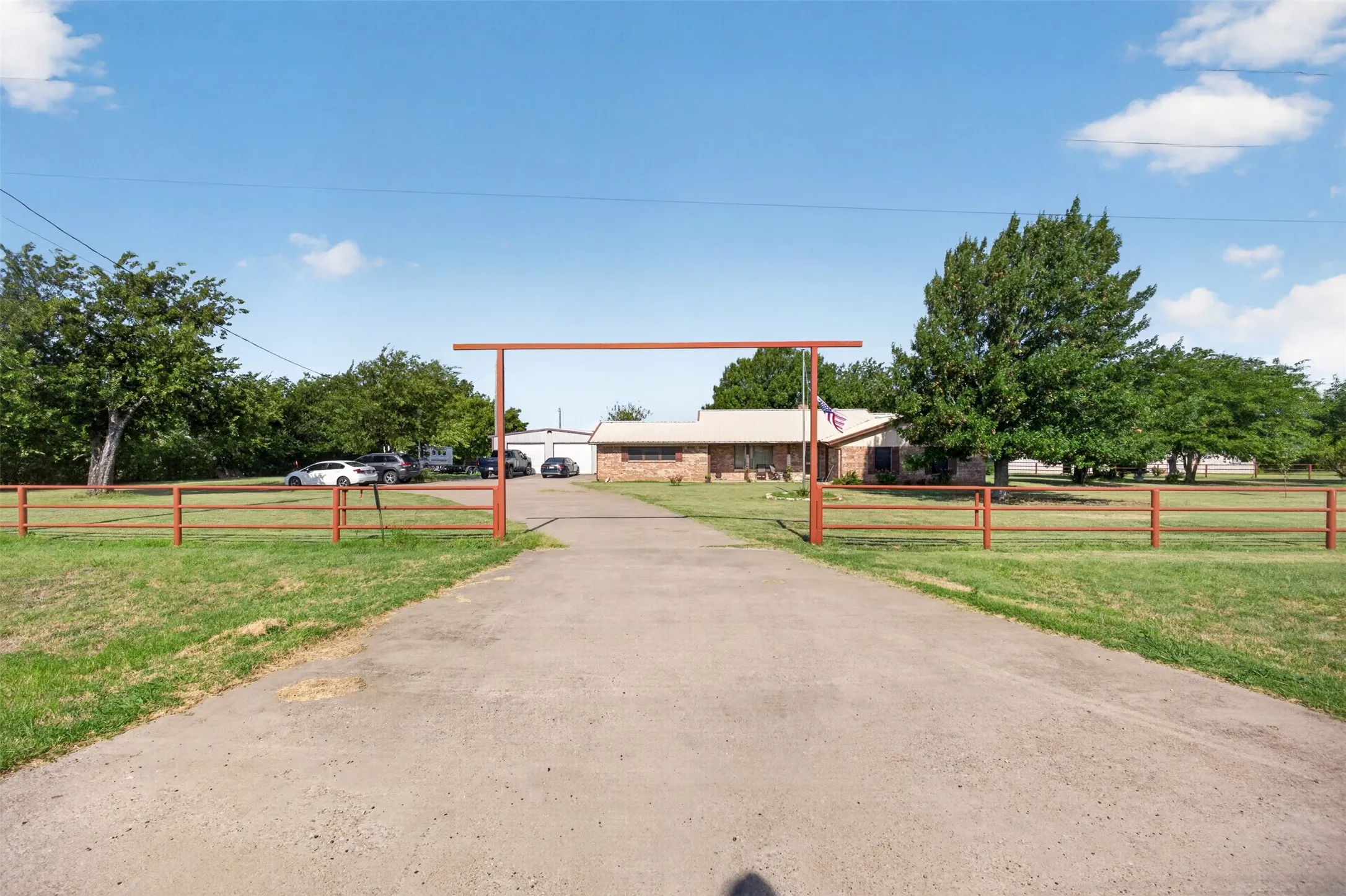Single Family Residence For Sale in Johnson County , 12501 Fm 2331, Godley, Texas 76044, 3 Bedroom, 2 Bathroom, 2 Garage spaces, 2,430 Sqft, built in 1980, mls#21345589, Real Estate Agent in Godley, Homes For Sale in Johnson county, Homes For Sale in Godley, Realtor in Godley Texas, Real Estate Brokerage Independent Realty Texas, Luminita Cordes Realtor