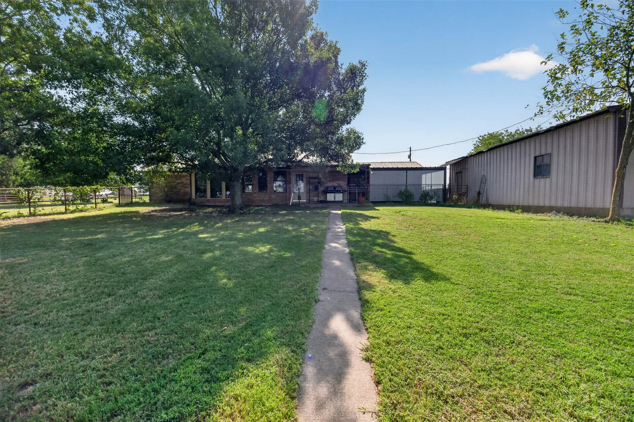 Single Family Residence For Sale in Johnson County , 12501 Fm 2331, Godley, Texas 76044, 3 Bedroom, 2 Bathroom, 2 Garage spaces, 2,430 Sqft, built in 1980, mls#21345589, Real Estate Agent in Godley, Homes For Sale in Johnson county, Homes For Sale in Godley, Realtor in Godley Texas, Real Estate Brokerage Independent Realty Texas, Luminita Cordes Realtor