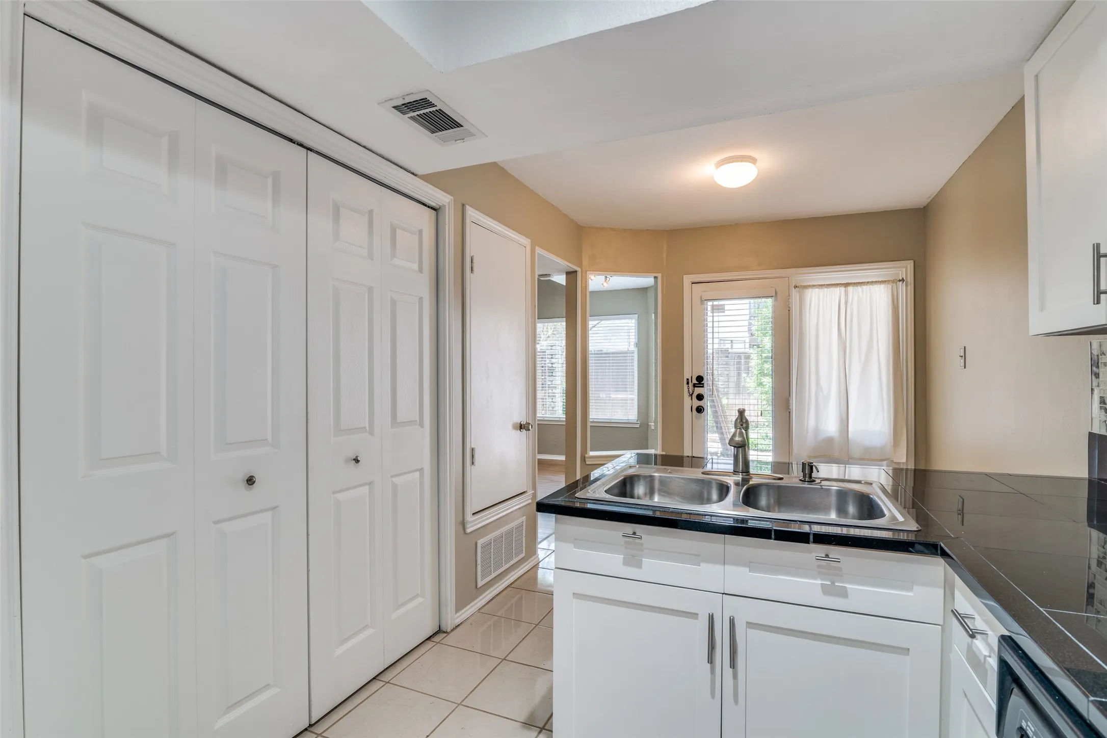 Condominium For Rent in Collin County , 18040 Midway Road 255, Dallas, Texas 75287, 2 Bedroom, 2 Bathroom, 1 Garage spaces, 1,097 Sqft, built in 1984, mls#21345668, Real Estate Agent in Dallas, Homes For Rent in Collin county, Homes For Rent in Dallas, Realtor in Dallas Texas, Real Estate Brokerage Independent Realty Texas, Luminita Cordes Realtor