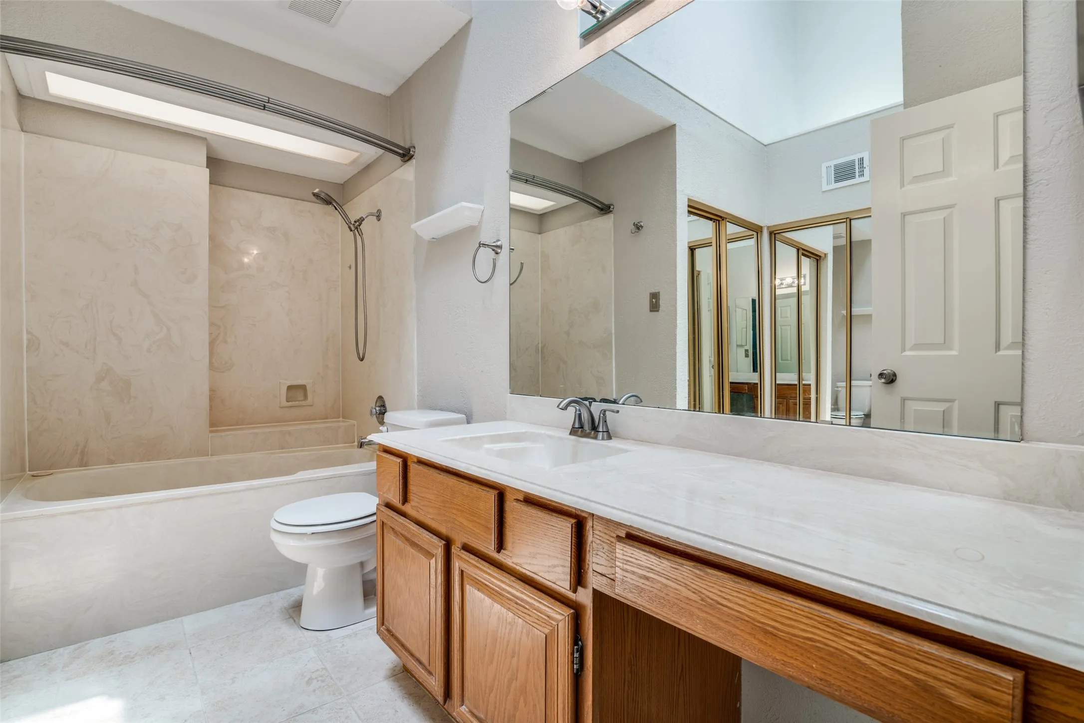 Condominium For Rent in Collin County , 18040 Midway Road 255, Dallas, Texas 75287, 2 Bedroom, 2 Bathroom, 1 Garage spaces, 1,097 Sqft, built in 1984, mls#21345668, Real Estate Agent in Dallas, Homes For Rent in Collin county, Homes For Rent in Dallas, Realtor in Dallas Texas, Real Estate Brokerage Independent Realty Texas, Luminita Cordes Realtor