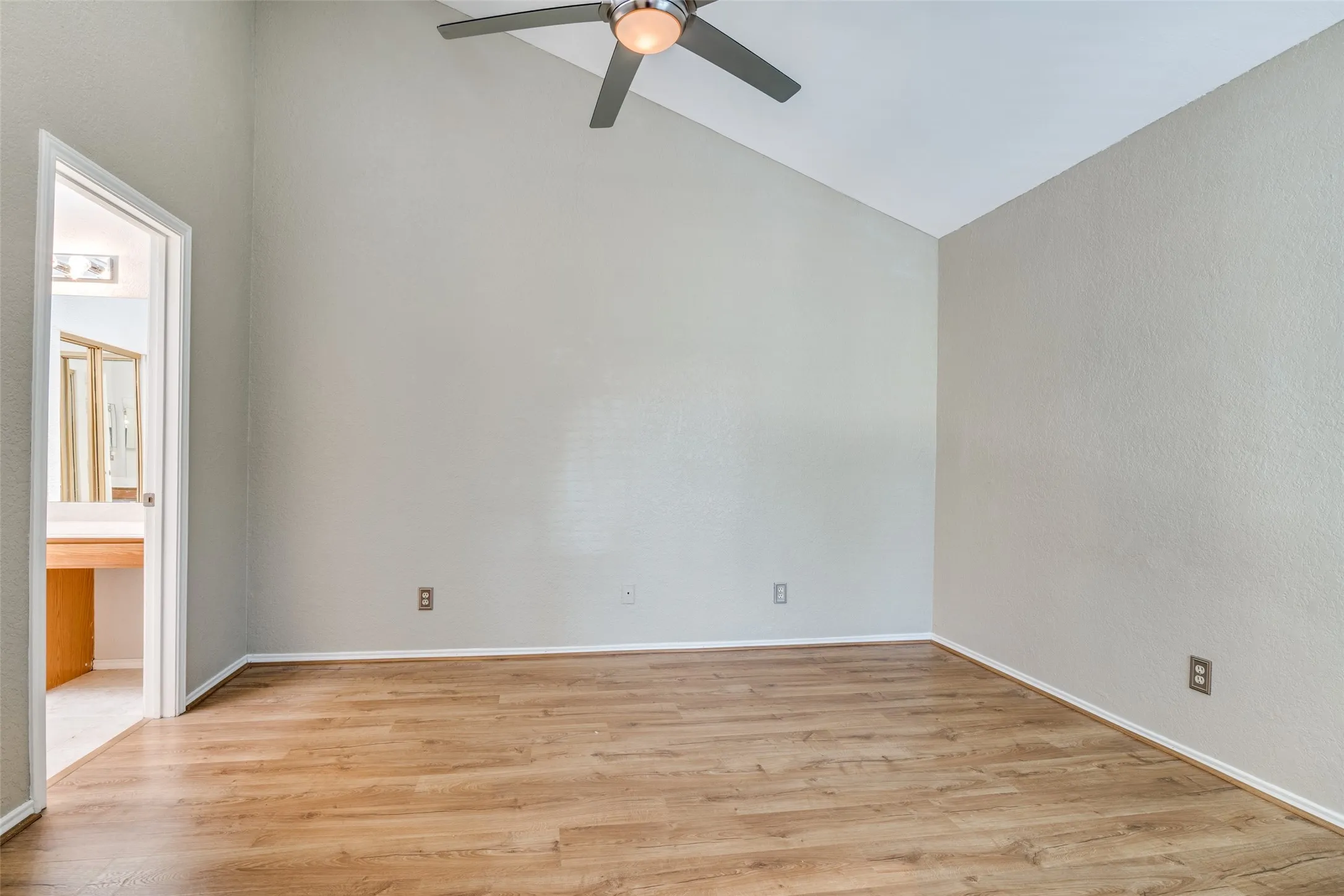Condominium For Rent in Collin County , 18040 Midway Road 255, Dallas, Texas 75287, 2 Bedroom, 2 Bathroom, 1 Garage spaces, 1,097 Sqft, built in 1984, mls#21345668, Real Estate Agent in Dallas, Homes For Rent in Collin county, Homes For Rent in Dallas, Realtor in Dallas Texas, Real Estate Brokerage Independent Realty Texas, Luminita Cordes Realtor
