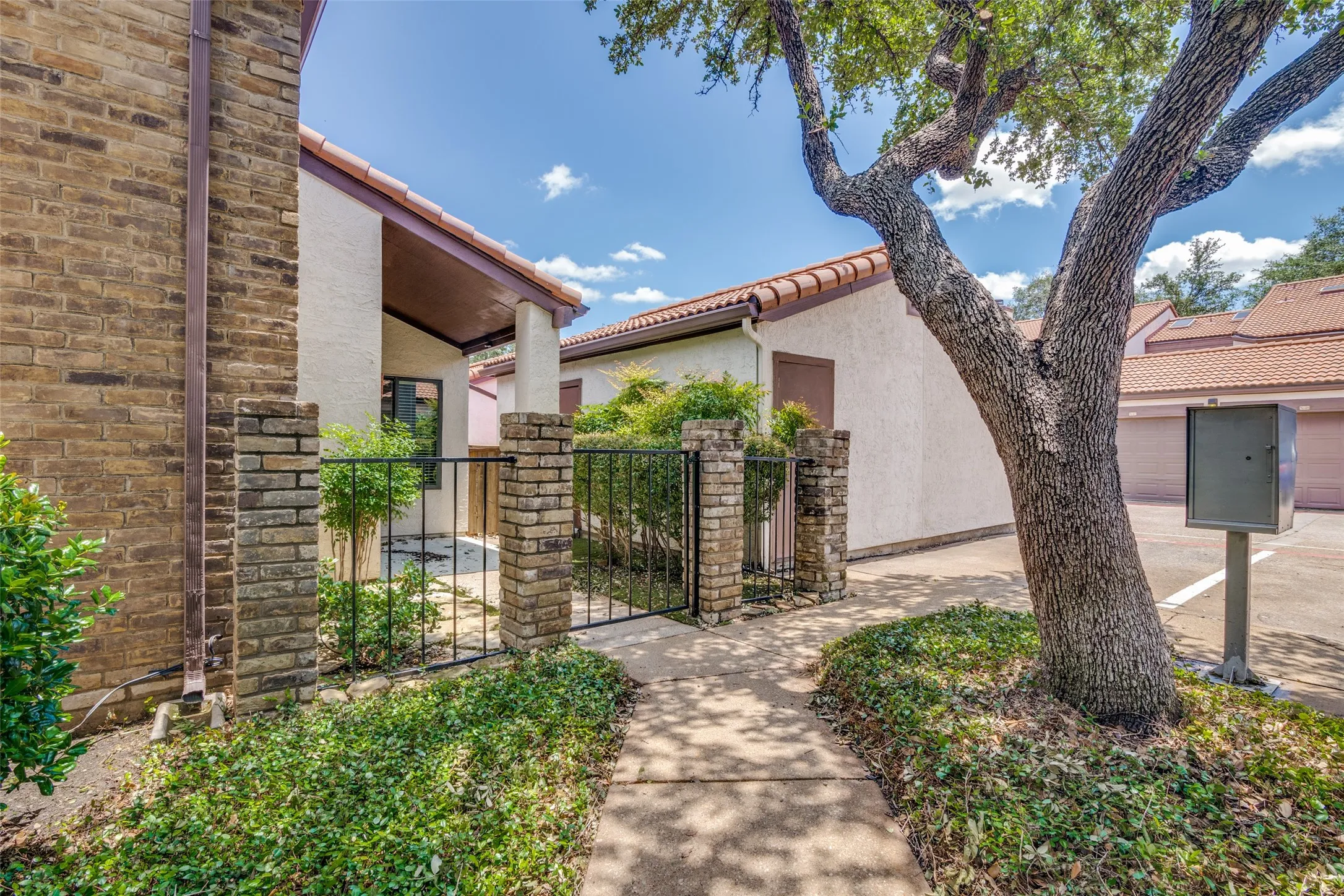 Condominium For Rent in Collin County , 18040 Midway Road 255, Dallas, Texas 75287, 2 Bedroom, 2 Bathroom, 1 Garage spaces, 1,097 Sqft, built in 1984, mls#21345668, Real Estate Agent in Dallas, Homes For Rent in Collin county, Homes For Rent in Dallas, Realtor in Dallas Texas, Real Estate Brokerage Independent Realty Texas, Luminita Cordes Realtor