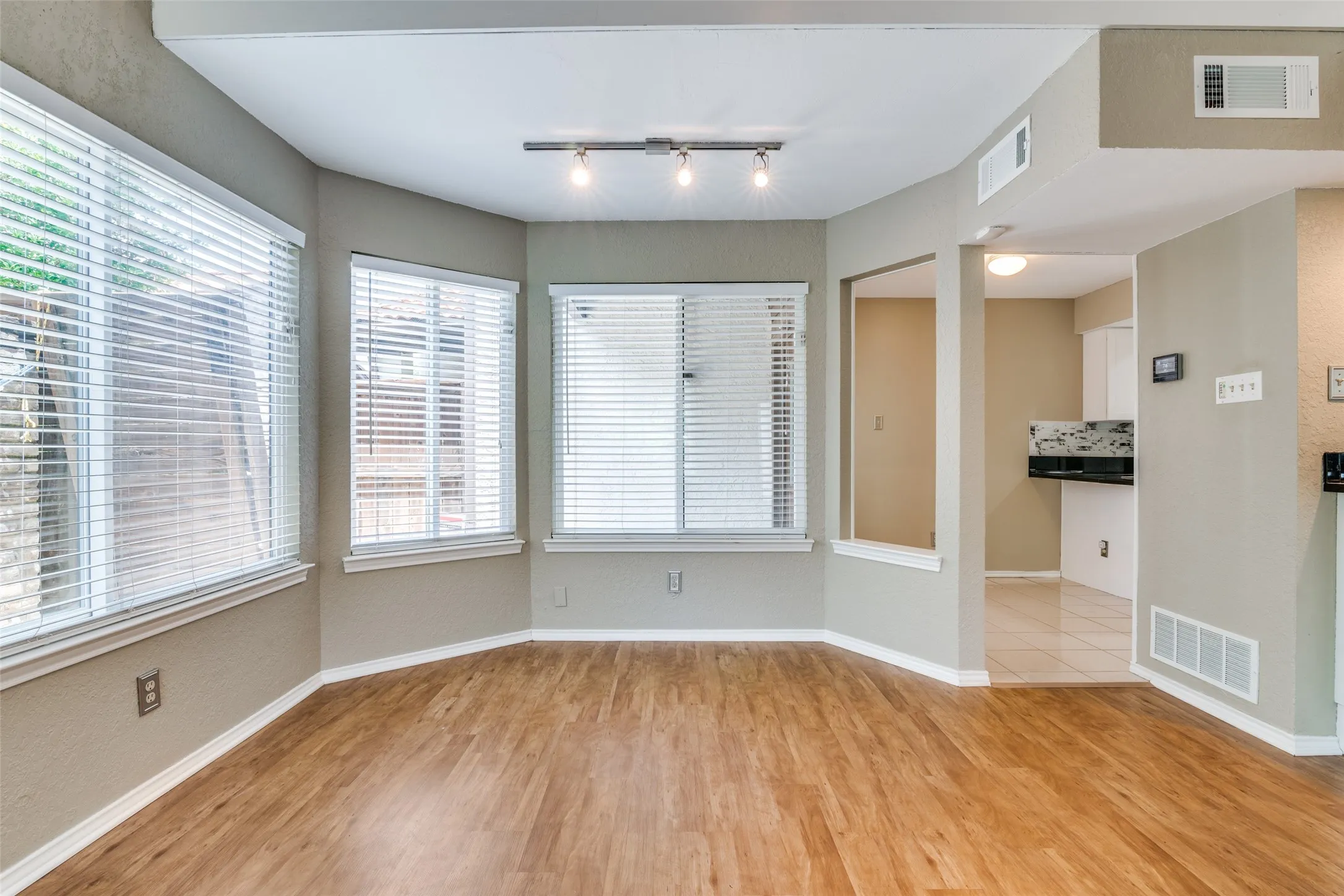 Condominium For Rent in Collin County , 18040 Midway Road 255, Dallas, Texas 75287, 2 Bedroom, 2 Bathroom, 1 Garage spaces, 1,097 Sqft, built in 1984, mls#21345668, Real Estate Agent in Dallas, Homes For Rent in Collin county, Homes For Rent in Dallas, Realtor in Dallas Texas, Real Estate Brokerage Independent Realty Texas, Luminita Cordes Realtor