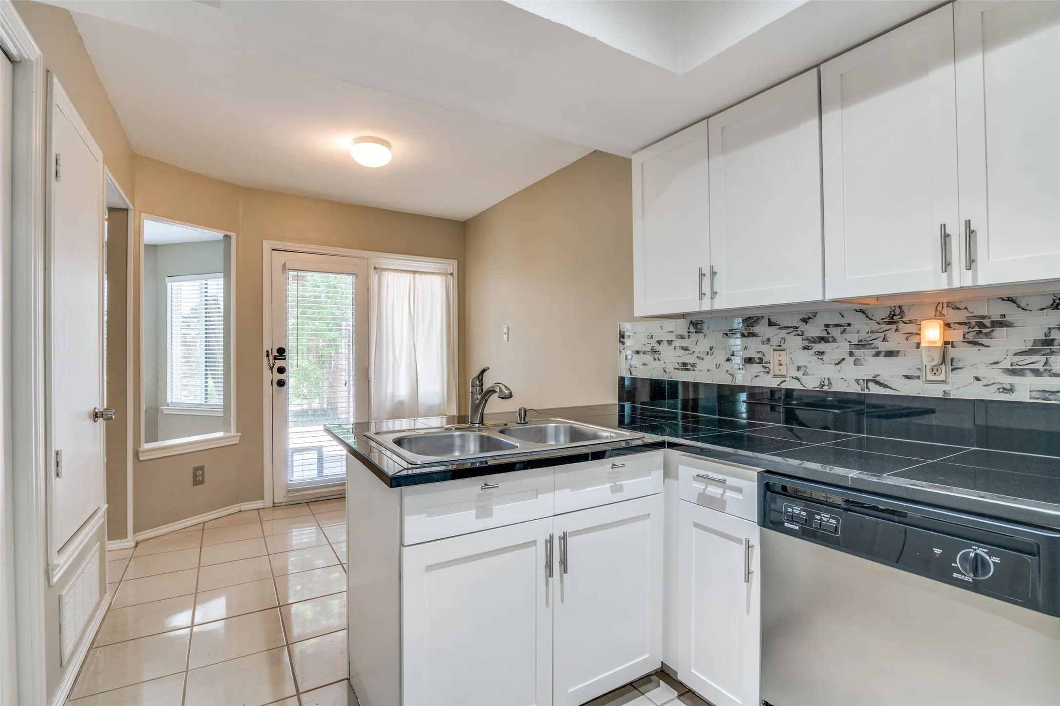 Condominium For Rent in Collin County , 18040 Midway Road 255, Dallas, Texas 75287, 2 Bedroom, 2 Bathroom, 1 Garage spaces, 1,097 Sqft, built in 1984, mls#21345668, Real Estate Agent in Dallas, Homes For Rent in Collin county, Homes For Rent in Dallas, Realtor in Dallas Texas, Real Estate Brokerage Independent Realty Texas, Luminita Cordes Realtor