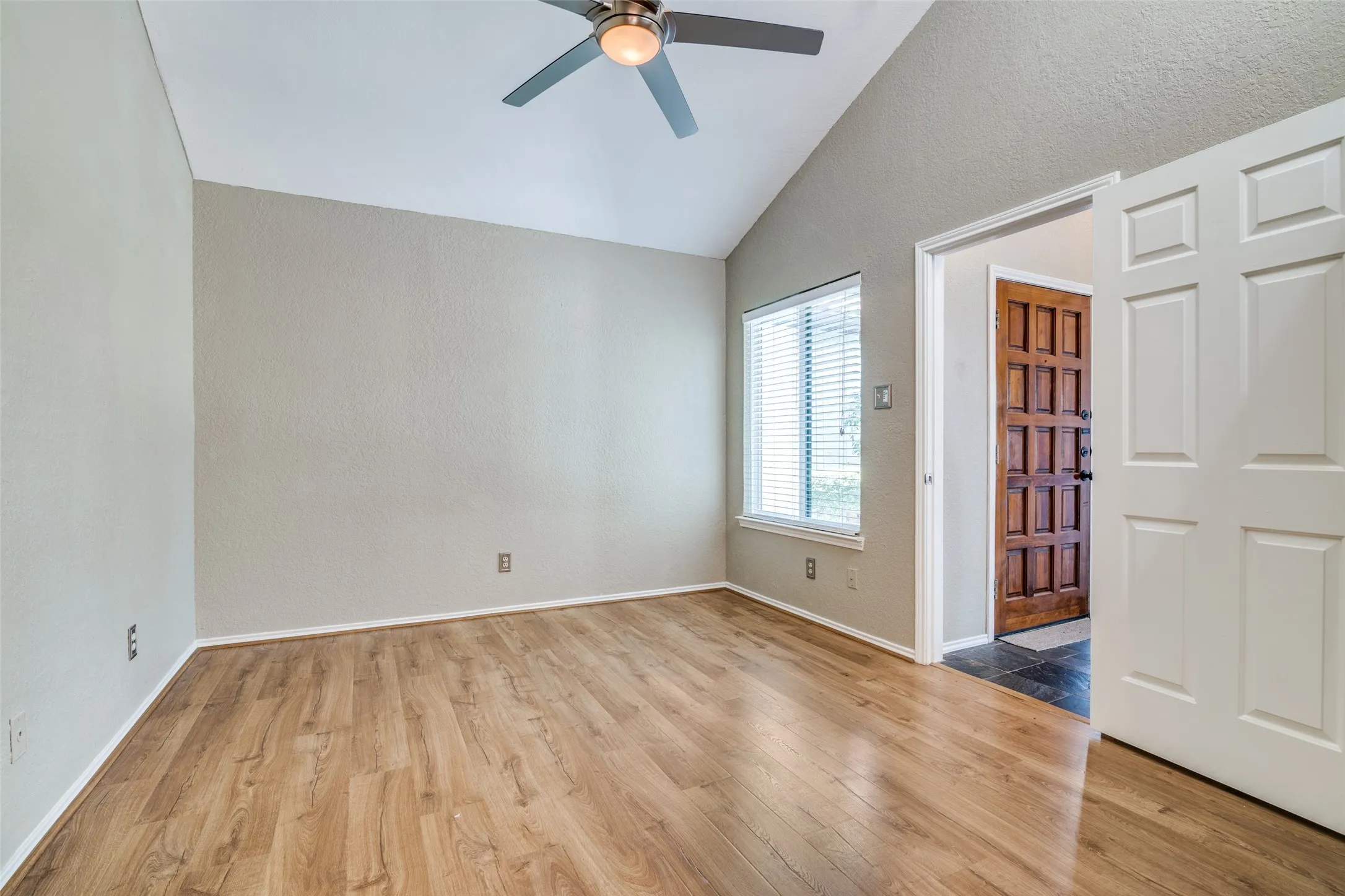Condominium For Rent in Collin County , 18040 Midway Road 255, Dallas, Texas 75287, 2 Bedroom, 2 Bathroom, 1 Garage spaces, 1,097 Sqft, built in 1984, mls#21345668, Real Estate Agent in Dallas, Homes For Rent in Collin county, Homes For Rent in Dallas, Realtor in Dallas Texas, Real Estate Brokerage Independent Realty Texas, Luminita Cordes Realtor