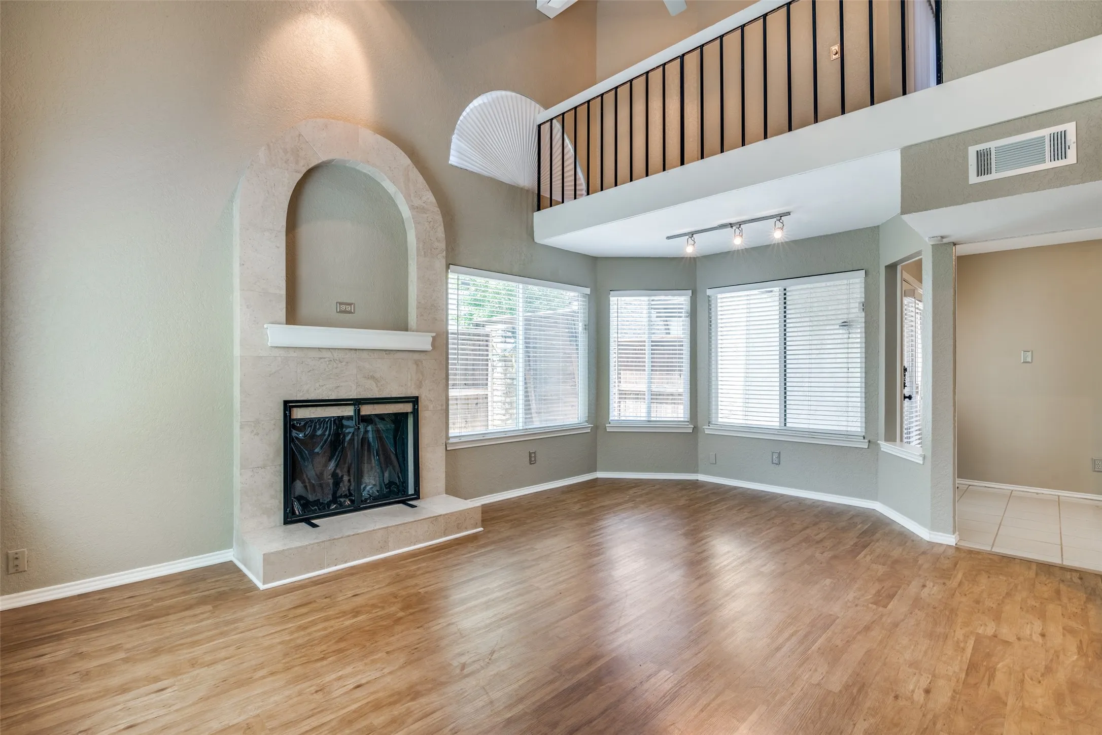 Condominium For Rent in Collin County , 18040 Midway Road 255, Dallas, Texas 75287, 2 Bedroom, 2 Bathroom, 1 Garage spaces, 1,097 Sqft, built in 1984, mls#21345668, Real Estate Agent in Dallas, Homes For Rent in Collin county, Homes For Rent in Dallas, Realtor in Dallas Texas, Real Estate Brokerage Independent Realty Texas, Luminita Cordes Realtor