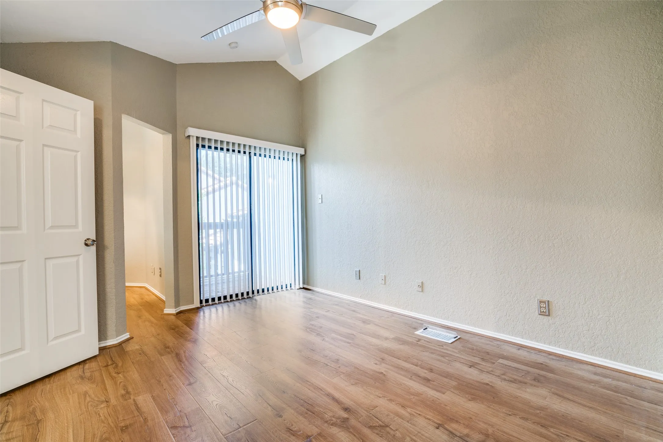 Condominium For Rent in Collin County , 18040 Midway Road 255, Dallas, Texas 75287, 2 Bedroom, 2 Bathroom, 1 Garage spaces, 1,097 Sqft, built in 1984, mls#21345668, Real Estate Agent in Dallas, Homes For Rent in Collin county, Homes For Rent in Dallas, Realtor in Dallas Texas, Real Estate Brokerage Independent Realty Texas, Luminita Cordes Realtor