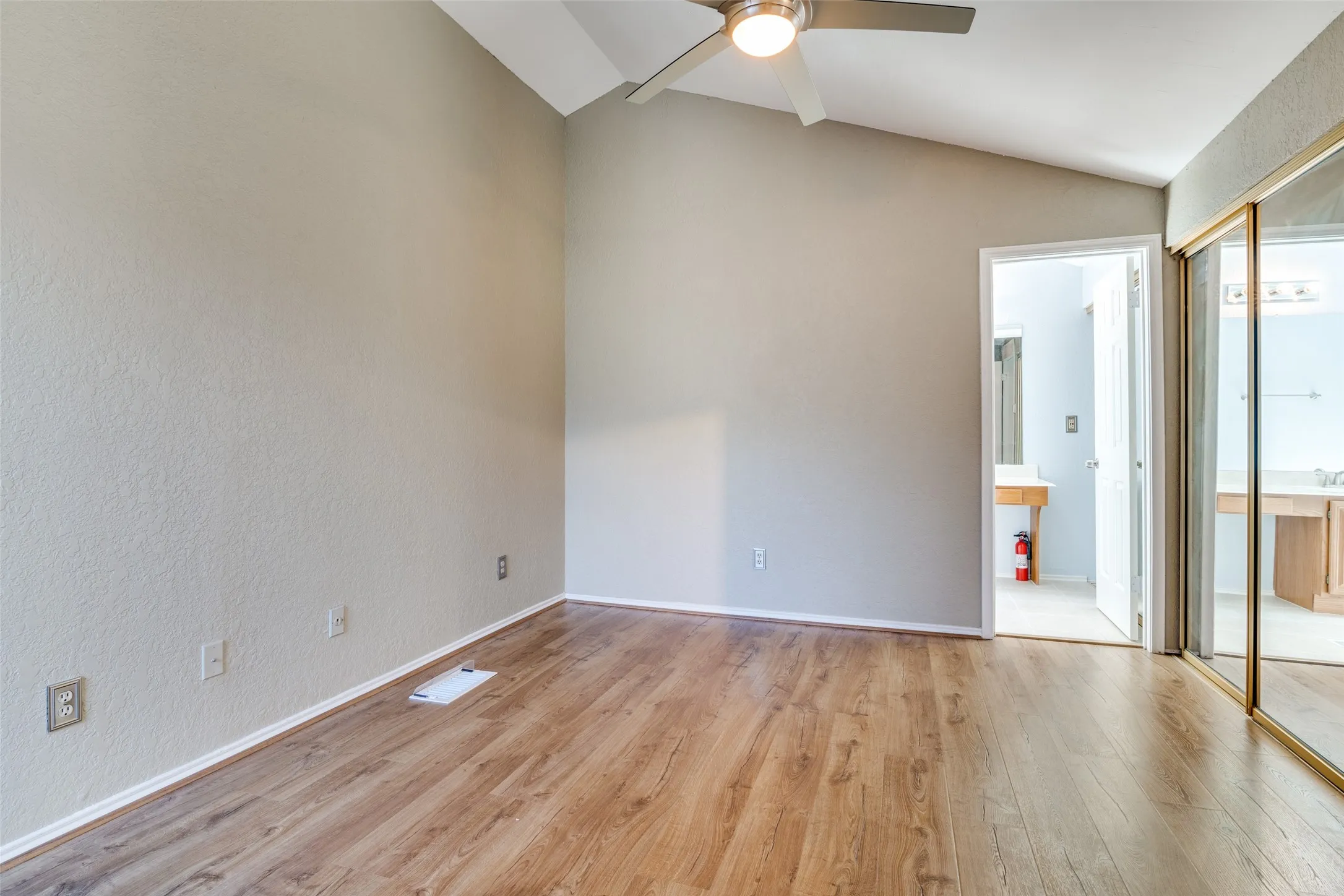 Condominium For Rent in Collin County , 18040 Midway Road 255, Dallas, Texas 75287, 2 Bedroom, 2 Bathroom, 1 Garage spaces, 1,097 Sqft, built in 1984, mls#21345668, Real Estate Agent in Dallas, Homes For Rent in Collin county, Homes For Rent in Dallas, Realtor in Dallas Texas, Real Estate Brokerage Independent Realty Texas, Luminita Cordes Realtor