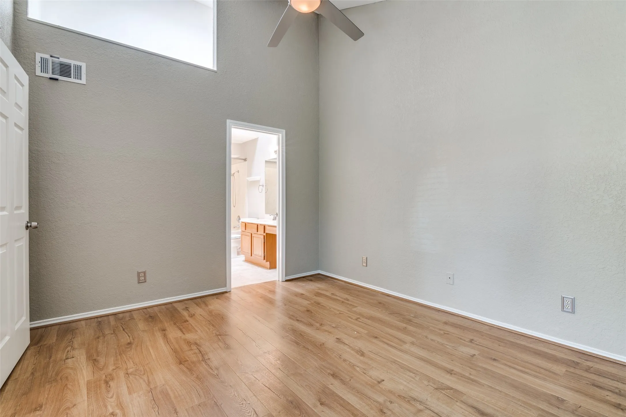 Condominium For Rent in Collin County , 18040 Midway Road 255, Dallas, Texas 75287, 2 Bedroom, 2 Bathroom, 1 Garage spaces, 1,097 Sqft, built in 1984, mls#21345668, Real Estate Agent in Dallas, Homes For Rent in Collin county, Homes For Rent in Dallas, Realtor in Dallas Texas, Real Estate Brokerage Independent Realty Texas, Luminita Cordes Realtor