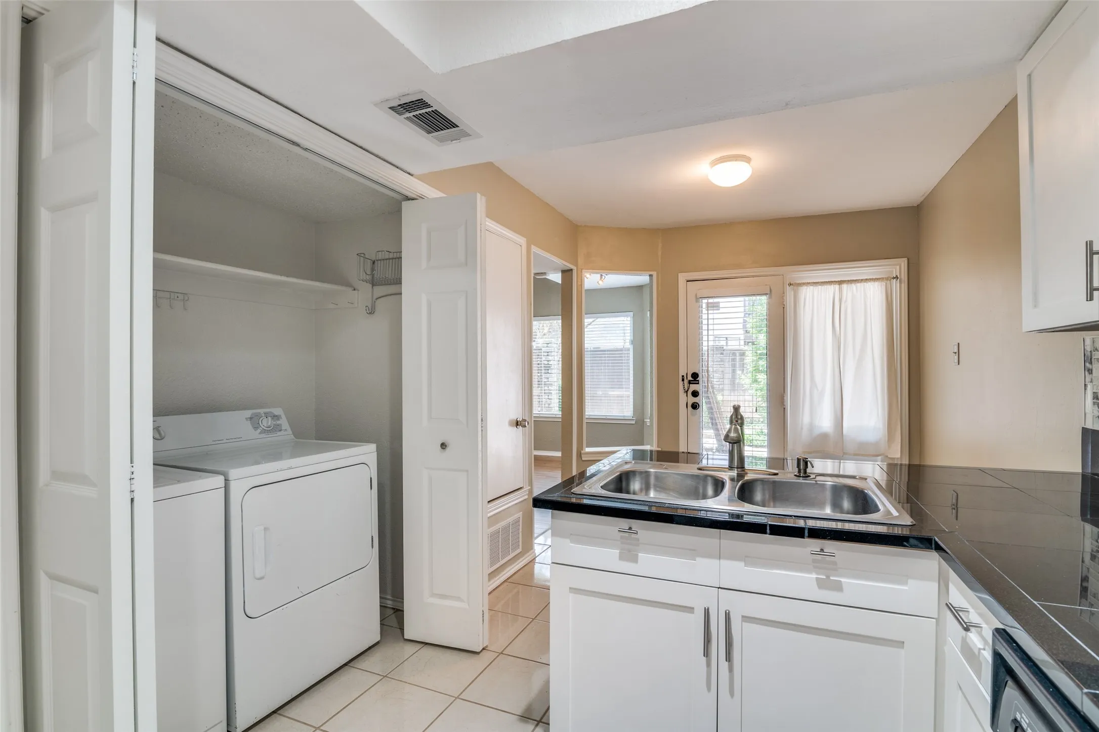 Condominium For Rent in Collin County , 18040 Midway Road 255, Dallas, Texas 75287, 2 Bedroom, 2 Bathroom, 1 Garage spaces, 1,097 Sqft, built in 1984, mls#21345668, Real Estate Agent in Dallas, Homes For Rent in Collin county, Homes For Rent in Dallas, Realtor in Dallas Texas, Real Estate Brokerage Independent Realty Texas, Luminita Cordes Realtor
