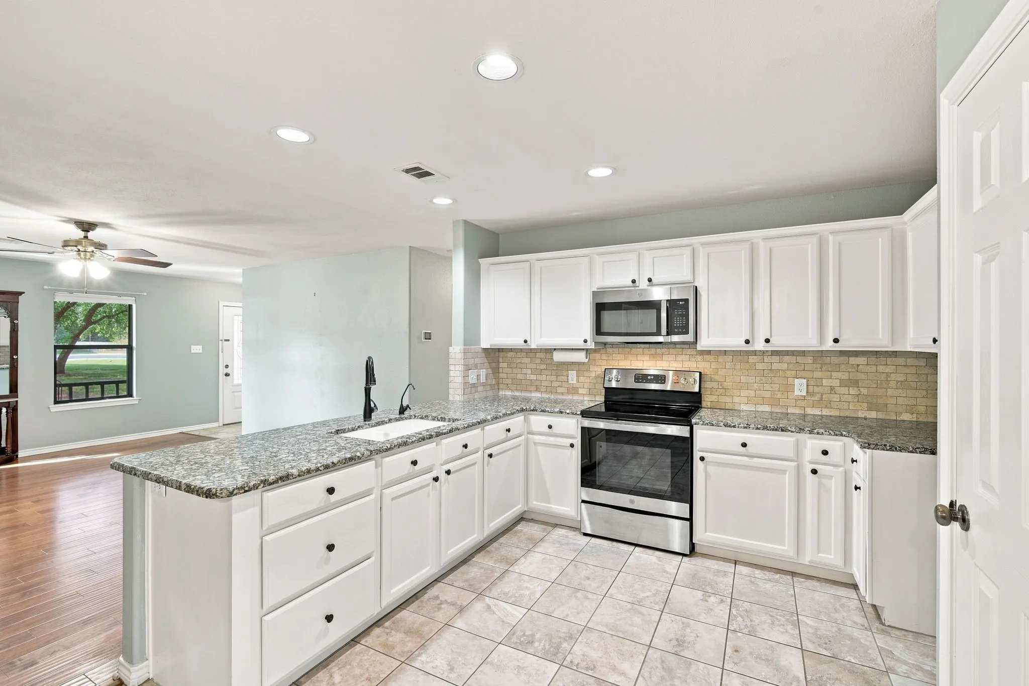 Single Family Residence For Sale in Hill County , 125 Deer Shadow Circle, Whitney, Texas 76692, 3 Bedroom, 2 Bathroom, 2 Garage spaces, 1,368 Sqft, built in 2007, mls#21345583, Real Estate Agent in Whitney, Homes For Sale in Hill county, Homes For Sale in Whitney, Realtor in Whitney Texas, Real Estate Brokerage Independent Realty Texas, Luminita Cordes Realtor