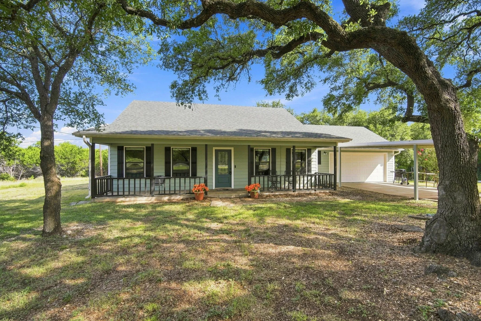 Single Family Residence For Sale in Hill County , 125 Deer Shadow Circle, Whitney, Texas 76692, 3 Bedroom, 2 Bathroom, 2 Garage spaces, 1,368 Sqft, built in 2007, mls#21345583, Real Estate Agent in Whitney, Homes For Sale in Hill county, Homes For Sale in Whitney, Realtor in Whitney Texas, Real Estate Brokerage Independent Realty Texas, Luminita Cordes Realtor