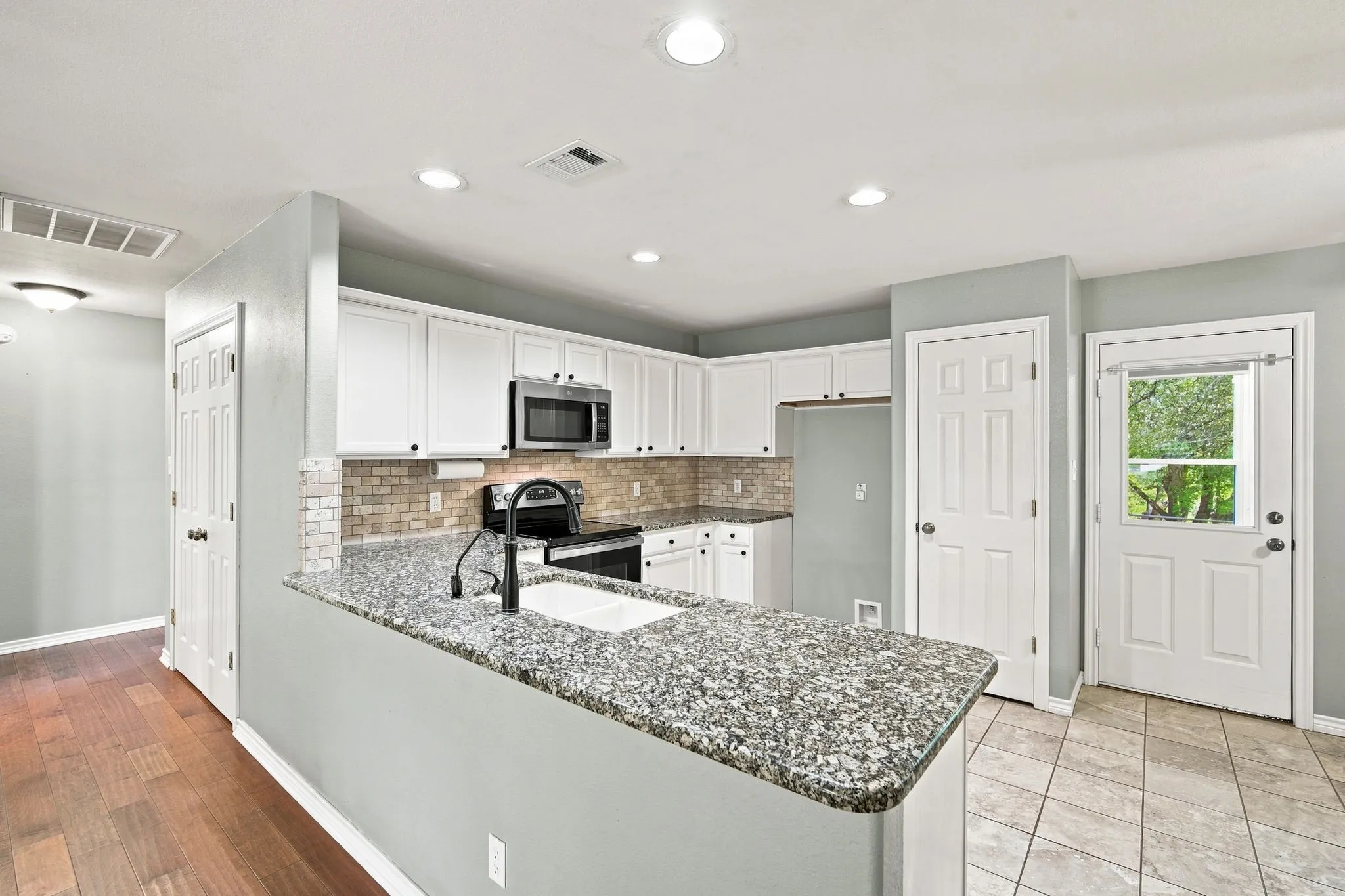 Single Family Residence For Sale in Hill County , 125 Deer Shadow Circle, Whitney, Texas 76692, 3 Bedroom, 2 Bathroom, 2 Garage spaces, 1,368 Sqft, built in 2007, mls#21345583, Real Estate Agent in Whitney, Homes For Sale in Hill county, Homes For Sale in Whitney, Realtor in Whitney Texas, Real Estate Brokerage Independent Realty Texas, Luminita Cordes Realtor