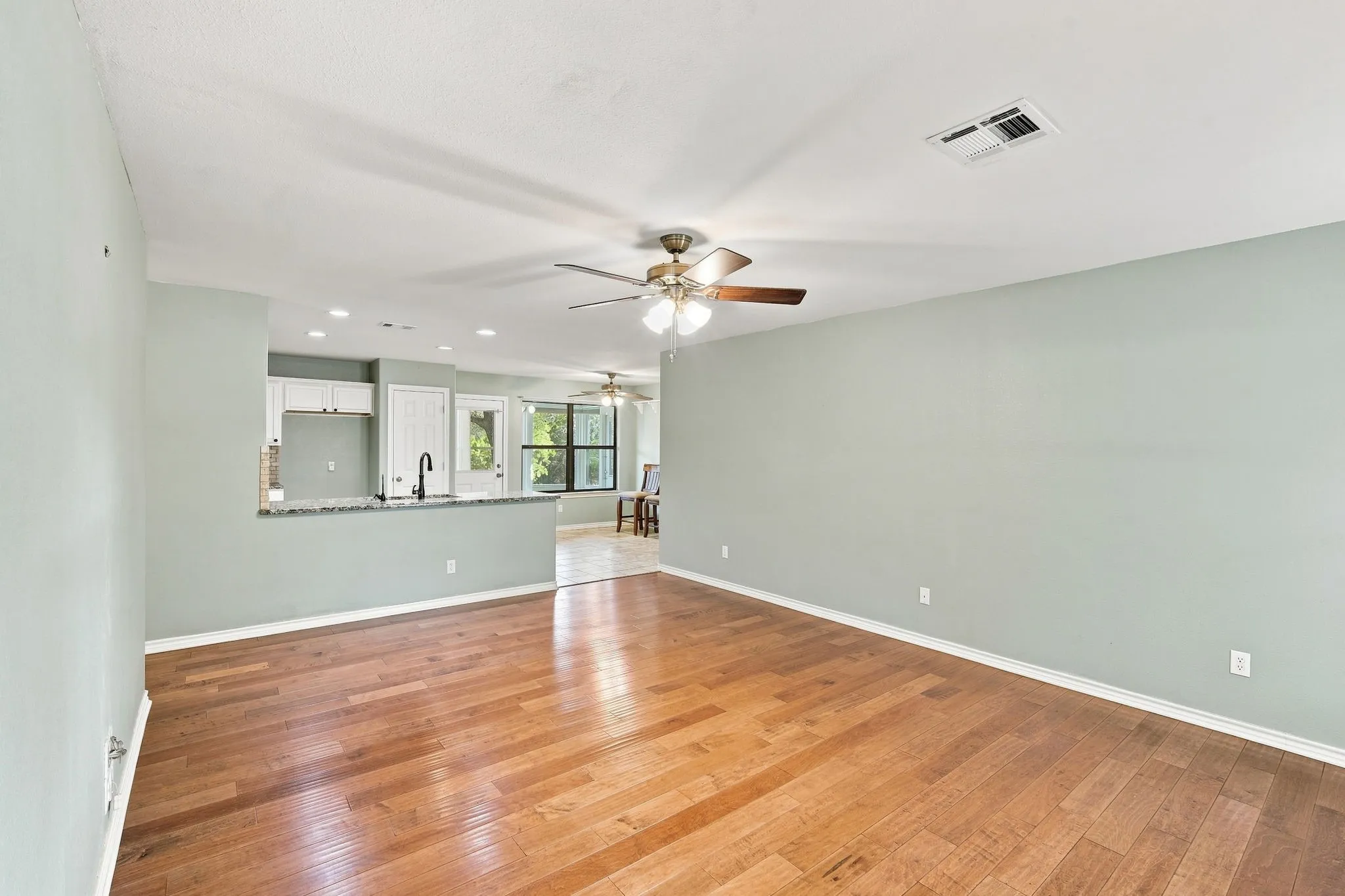 Single Family Residence For Sale in Hill County , 125 Deer Shadow Circle, Whitney, Texas 76692, 3 Bedroom, 2 Bathroom, 2 Garage spaces, 1,368 Sqft, built in 2007, mls#21345583, Real Estate Agent in Whitney, Homes For Sale in Hill county, Homes For Sale in Whitney, Realtor in Whitney Texas, Real Estate Brokerage Independent Realty Texas, Luminita Cordes Realtor