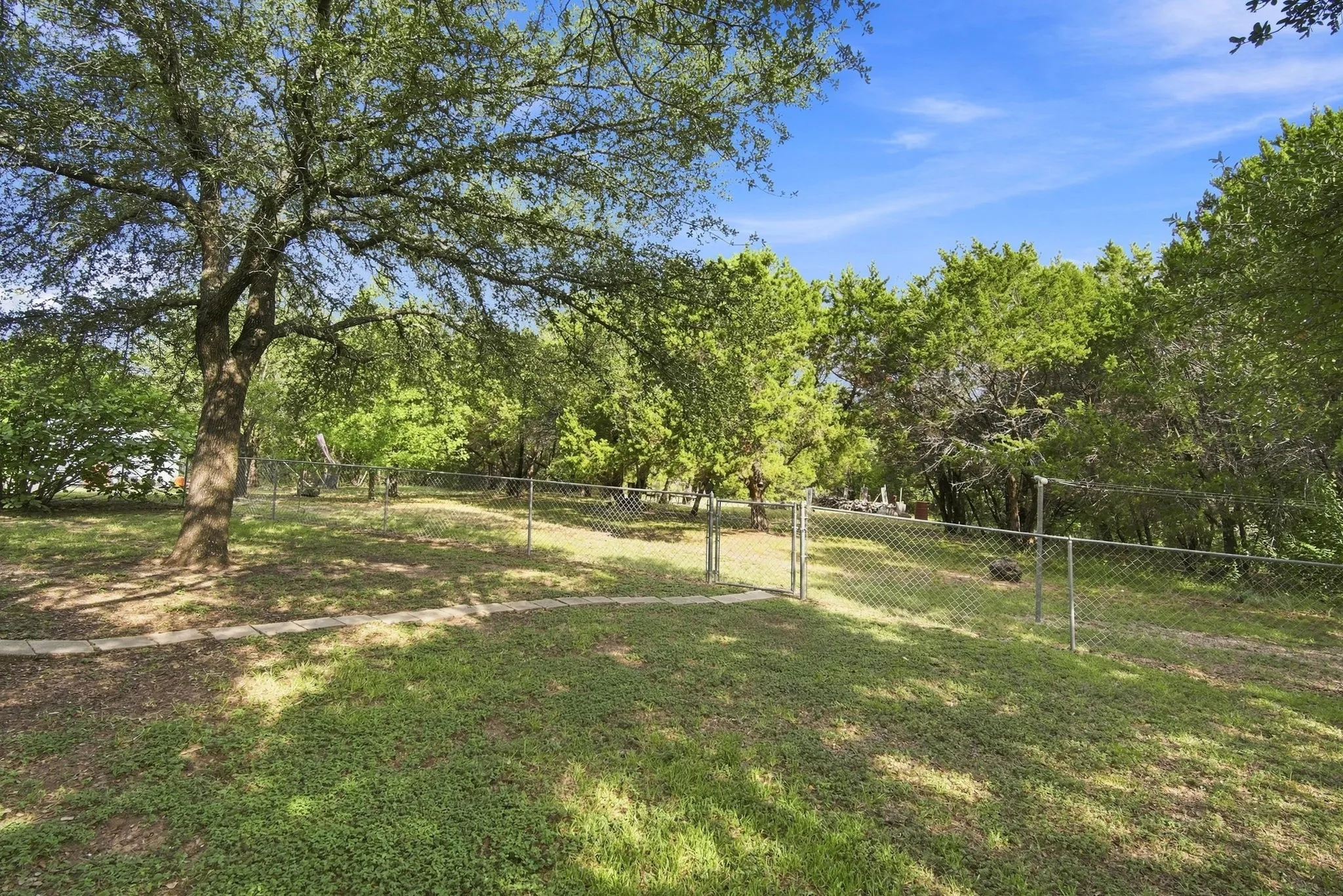 Single Family Residence For Sale in Hill County , 125 Deer Shadow Circle, Whitney, Texas 76692, 3 Bedroom, 2 Bathroom, 2 Garage spaces, 1,368 Sqft, built in 2007, mls#21345583, Real Estate Agent in Whitney, Homes For Sale in Hill county, Homes For Sale in Whitney, Realtor in Whitney Texas, Real Estate Brokerage Independent Realty Texas, Luminita Cordes Realtor