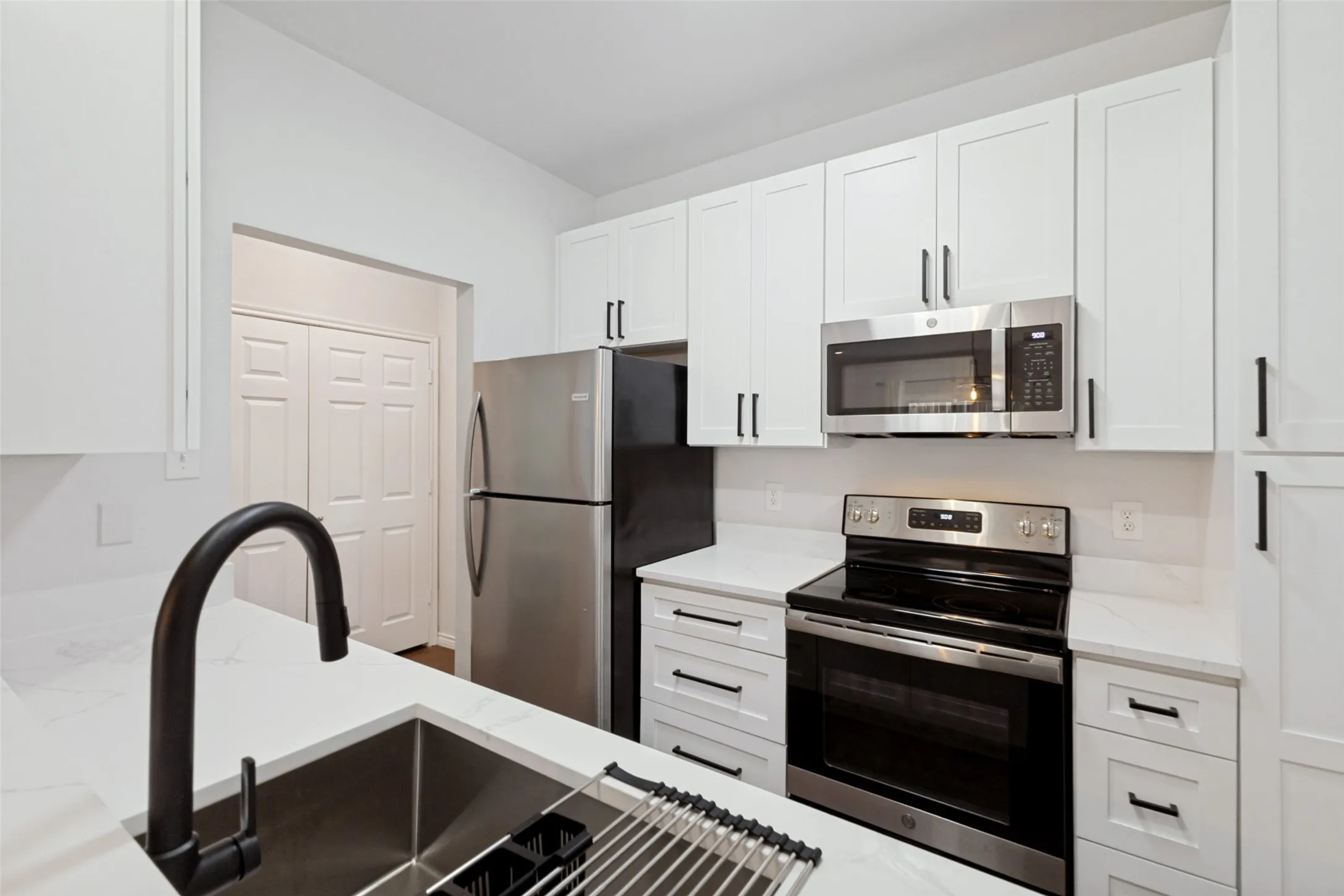 Condominium For Sale in Dallas County , 5701 Gaston Avenue 4, Dallas, Texas 75214, 2 Bedroom, 2 Bathroom, Garage spaces, 1,025 Sqft, built in 1984, Price $225,000, mls#21345647, Real Estate Agent in Dallas, Homes For Sale in Dallas county, Homes For Sale in Dallas, Realtor in Dallas Texas, Real Estate Brokerage Independent Realty Texas, Luminita Cordes Realtor