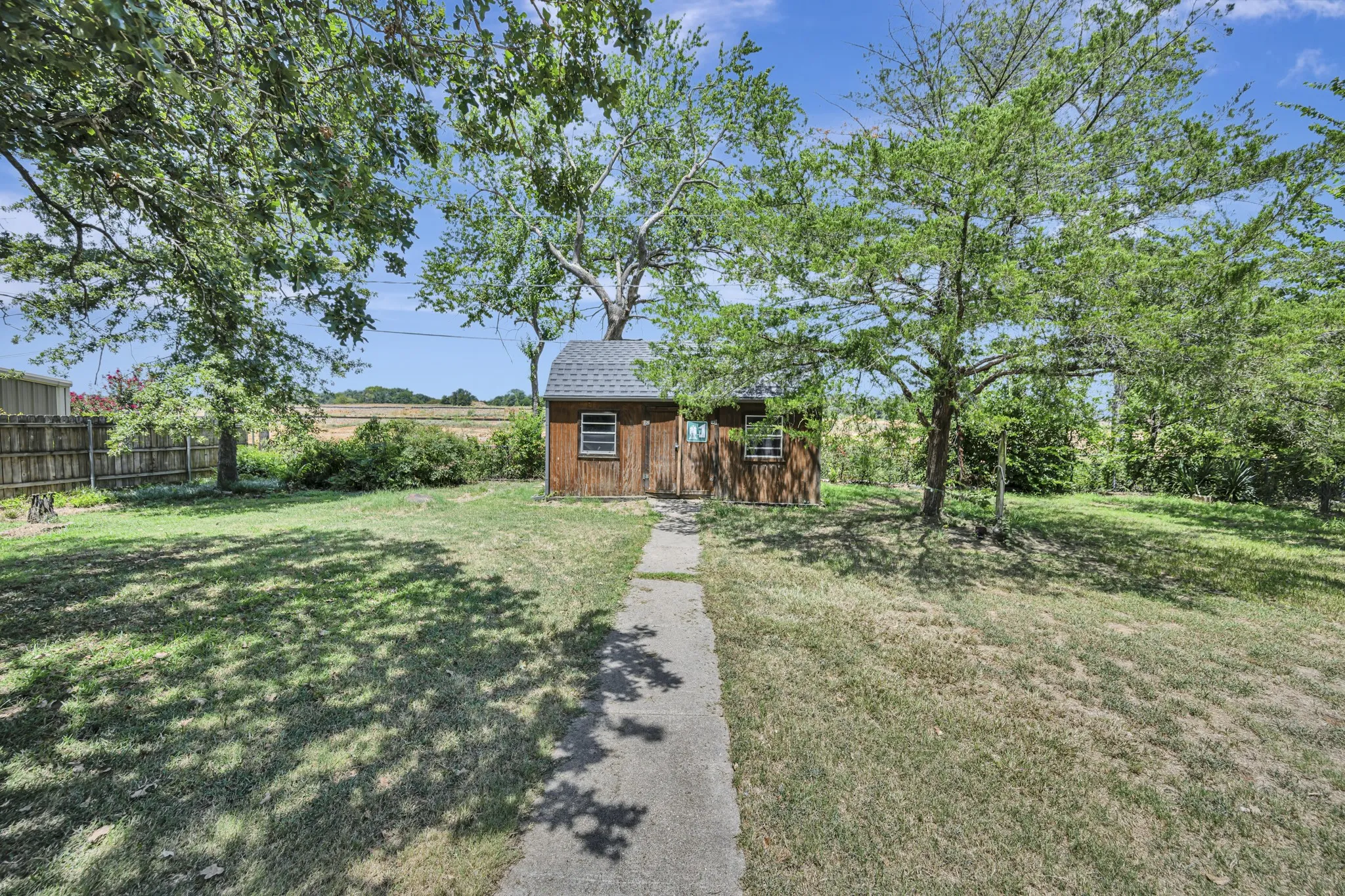Single Family Residence For Sale in Tarrant County , 408 Chimney Hill Circle, Mansfield, Texas 76063, 3 Bedroom, 2 Bathroom, 2 Garage spaces, 1,839 Sqft, built in 1984, mls#21324930, Real Estate Agent in Mansfield, Homes For Sale in Tarrant county, Homes For Sale in Mansfield, Realtor in Mansfield Texas, Real Estate Brokerage Independent Realty Texas, Luminita Cordes Realtor