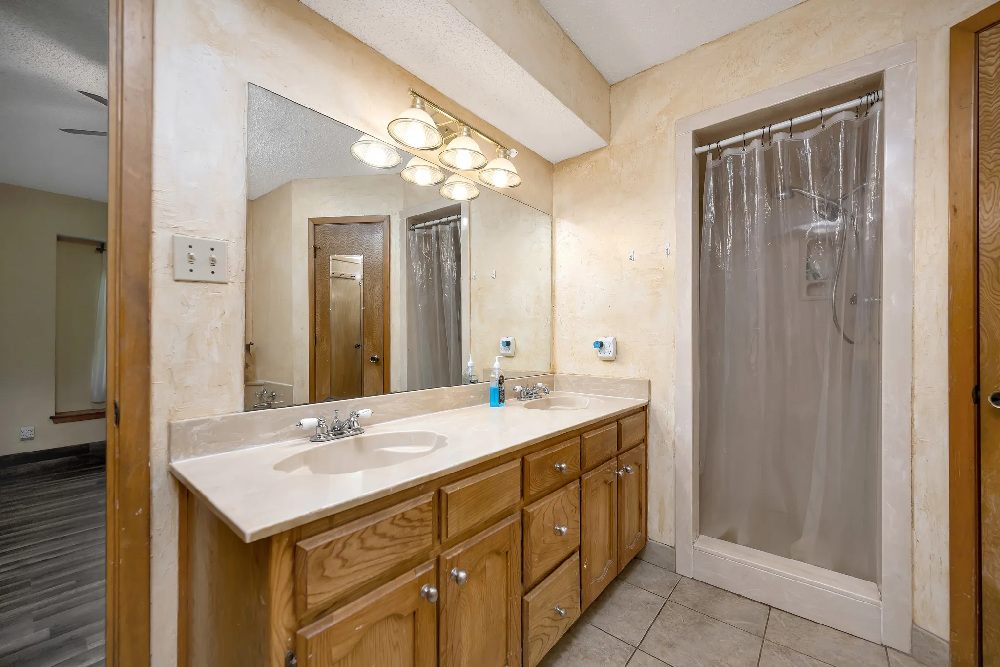 Single Family Residence For Sale in Tarrant County , 408 Chimney Hill Circle, Mansfield, Texas 76063, 3 Bedroom, 2 Bathroom, 2 Garage spaces, 1,839 Sqft, built in 1984, mls#21324930, Real Estate Agent in Mansfield, Homes For Sale in Tarrant county, Homes For Sale in Mansfield, Realtor in Mansfield Texas, Real Estate Brokerage Independent Realty Texas, Luminita Cordes Realtor