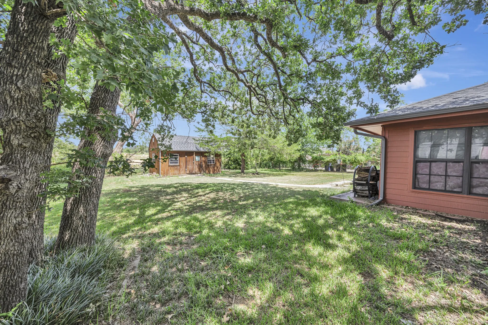 Single Family Residence For Sale in Tarrant County , 408 Chimney Hill Circle, Mansfield, Texas 76063, 3 Bedroom, 2 Bathroom, 2 Garage spaces, 1,839 Sqft, built in 1984, mls#21324930, Real Estate Agent in Mansfield, Homes For Sale in Tarrant county, Homes For Sale in Mansfield, Realtor in Mansfield Texas, Real Estate Brokerage Independent Realty Texas, Luminita Cordes Realtor