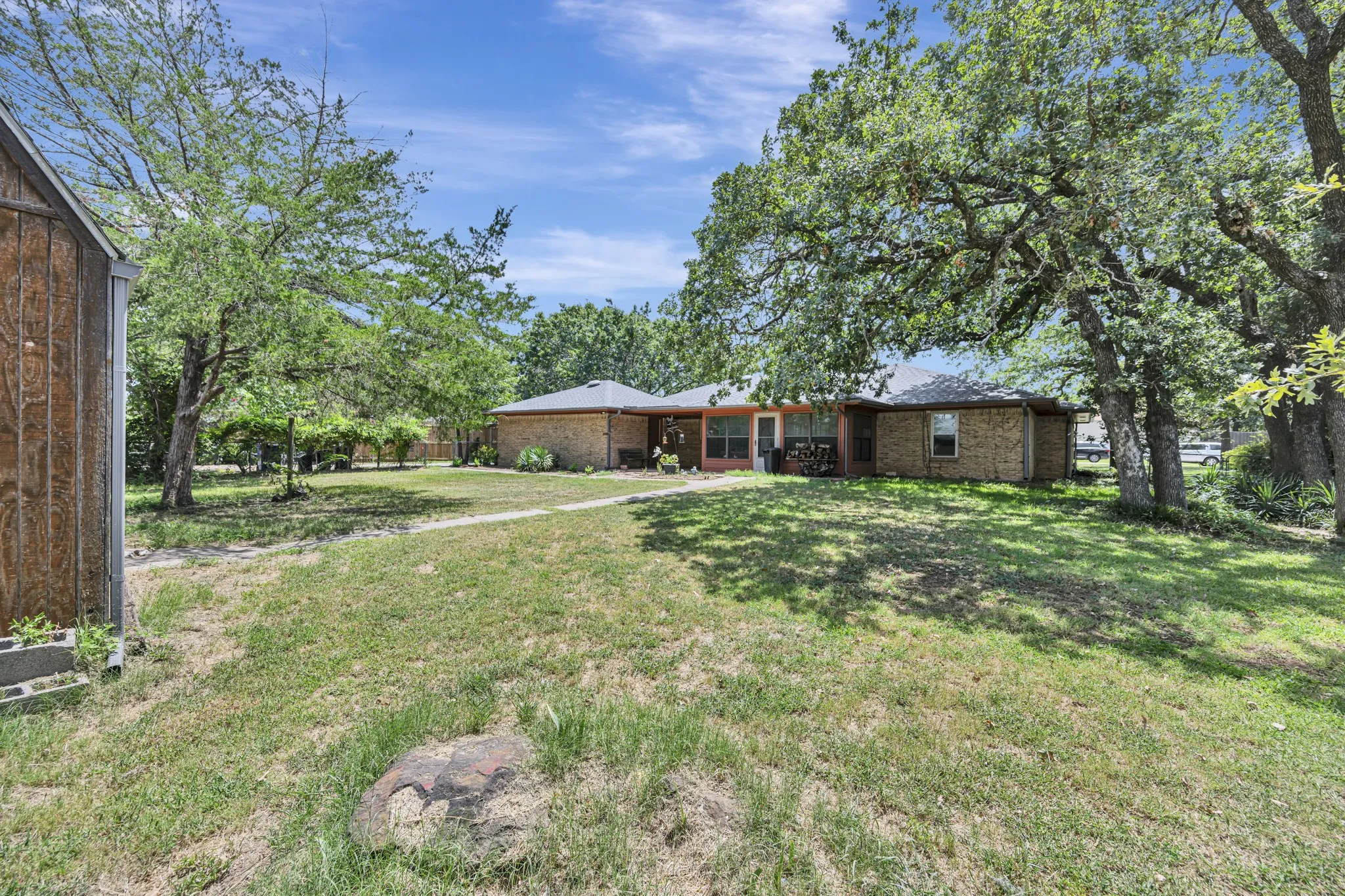Single Family Residence For Sale in Tarrant County , 408 Chimney Hill Circle, Mansfield, Texas 76063, 3 Bedroom, 2 Bathroom, 2 Garage spaces, 1,839 Sqft, built in 1984, mls#21324930, Real Estate Agent in Mansfield, Homes For Sale in Tarrant county, Homes For Sale in Mansfield, Realtor in Mansfield Texas, Real Estate Brokerage Independent Realty Texas, Luminita Cordes Realtor