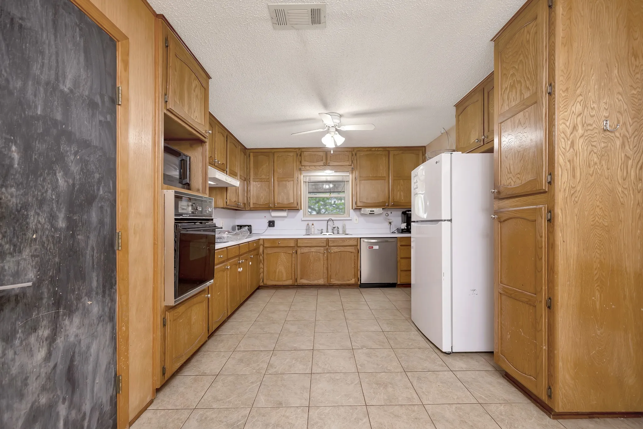 Single Family Residence For Sale in Tarrant County , 408 Chimney Hill Circle, Mansfield, Texas 76063, 3 Bedroom, 2 Bathroom, 2 Garage spaces, 1,839 Sqft, built in 1984, mls#21324930, Real Estate Agent in Mansfield, Homes For Sale in Tarrant county, Homes For Sale in Mansfield, Realtor in Mansfield Texas, Real Estate Brokerage Independent Realty Texas, Luminita Cordes Realtor