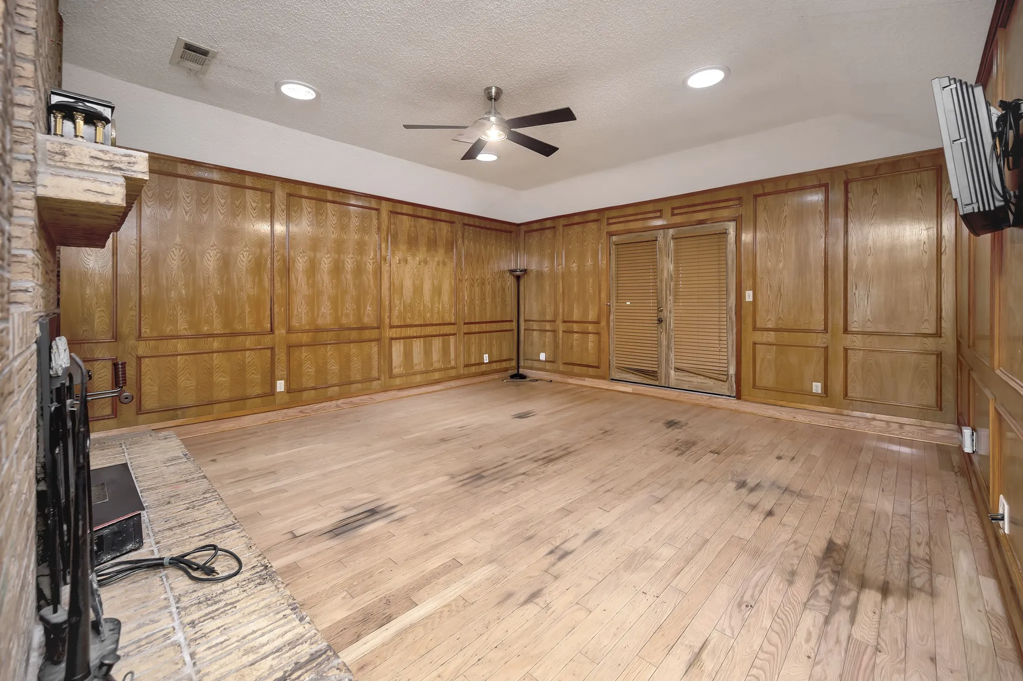 Single Family Residence For Sale in Tarrant County , 408 Chimney Hill Circle, Mansfield, Texas 76063, 3 Bedroom, 2 Bathroom, 2 Garage spaces, 1,839 Sqft, built in 1984, mls#21324930, Real Estate Agent in Mansfield, Homes For Sale in Tarrant county, Homes For Sale in Mansfield, Realtor in Mansfield Texas, Real Estate Brokerage Independent Realty Texas, Luminita Cordes Realtor