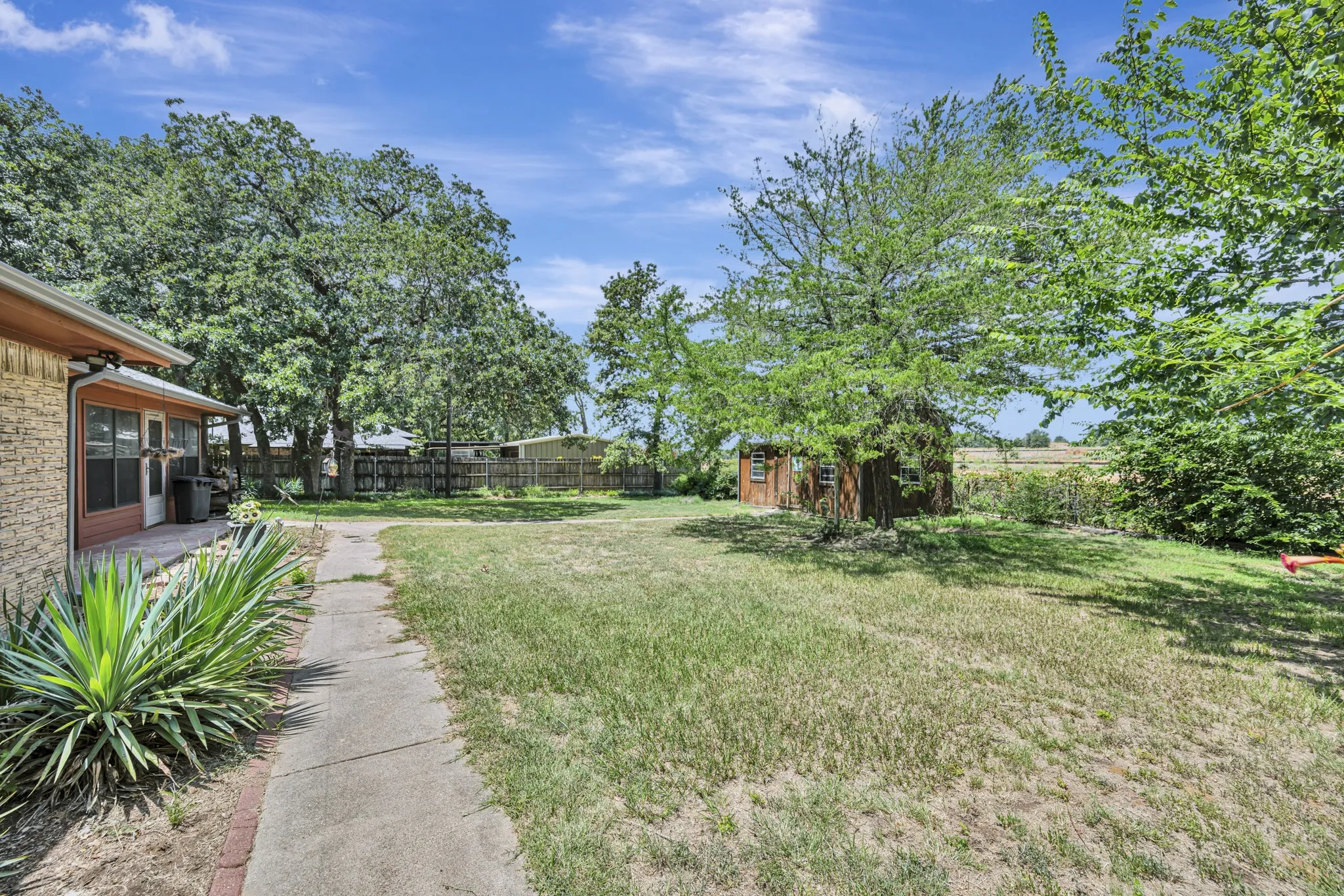 Single Family Residence For Sale in Tarrant County , 408 Chimney Hill Circle, Mansfield, Texas 76063, 3 Bedroom, 2 Bathroom, 2 Garage spaces, 1,839 Sqft, built in 1984, mls#21324930, Real Estate Agent in Mansfield, Homes For Sale in Tarrant county, Homes For Sale in Mansfield, Realtor in Mansfield Texas, Real Estate Brokerage Independent Realty Texas, Luminita Cordes Realtor