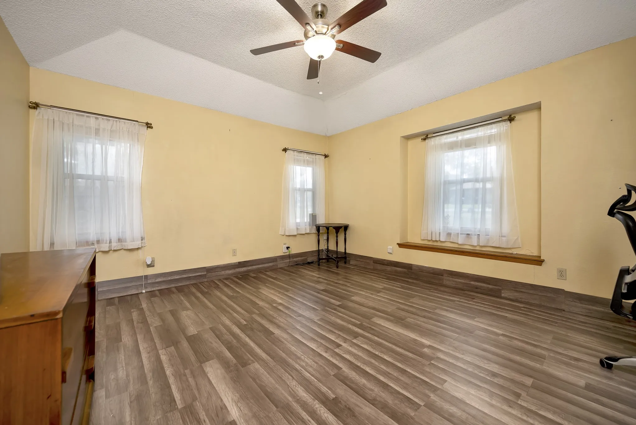 Single Family Residence For Sale in Tarrant County , 408 Chimney Hill Circle, Mansfield, Texas 76063, 3 Bedroom, 2 Bathroom, 2 Garage spaces, 1,839 Sqft, built in 1984, mls#21324930, Real Estate Agent in Mansfield, Homes For Sale in Tarrant county, Homes For Sale in Mansfield, Realtor in Mansfield Texas, Real Estate Brokerage Independent Realty Texas, Luminita Cordes Realtor