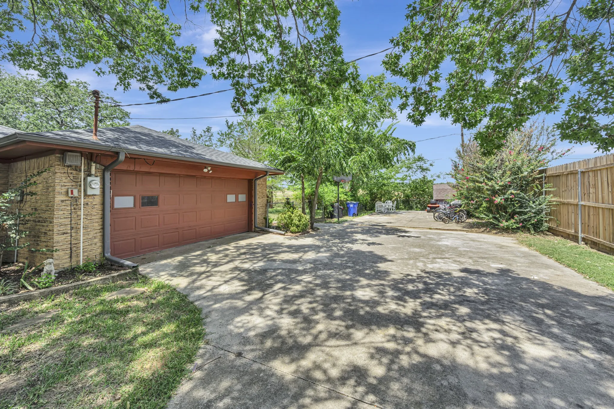 Single Family Residence For Sale in Tarrant County , 408 Chimney Hill Circle, Mansfield, Texas 76063, 3 Bedroom, 2 Bathroom, 2 Garage spaces, 1,839 Sqft, built in 1984, mls#21324930, Real Estate Agent in Mansfield, Homes For Sale in Tarrant county, Homes For Sale in Mansfield, Realtor in Mansfield Texas, Real Estate Brokerage Independent Realty Texas, Luminita Cordes Realtor