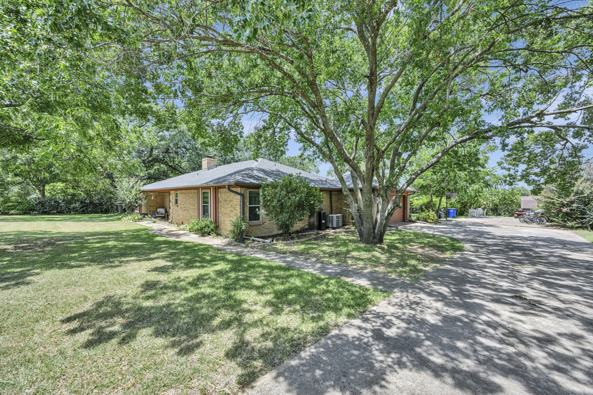 Single Family Residence For Sale in Tarrant County , 408 Chimney Hill Circle, Mansfield, Texas 76063, 3 Bedroom, 2 Bathroom, 2 Garage spaces, 1,839 Sqft, built in 1984, mls#21324930, Real Estate Agent in Mansfield, Homes For Sale in Tarrant county, Homes For Sale in Mansfield, Realtor in Mansfield Texas, Real Estate Brokerage Independent Realty Texas, Luminita Cordes Realtor