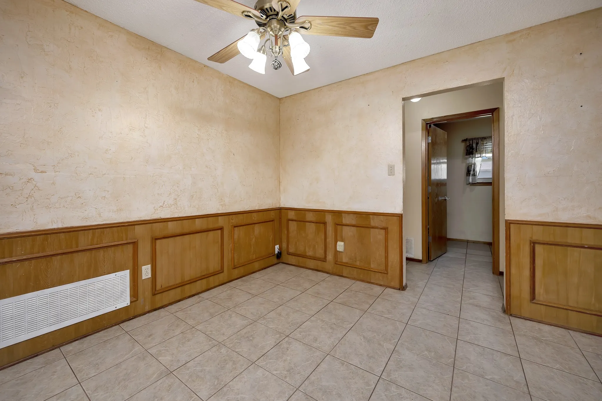 Single Family Residence For Sale in Tarrant County , 408 Chimney Hill Circle, Mansfield, Texas 76063, 3 Bedroom, 2 Bathroom, 2 Garage spaces, 1,839 Sqft, built in 1984, mls#21324930, Real Estate Agent in Mansfield, Homes For Sale in Tarrant county, Homes For Sale in Mansfield, Realtor in Mansfield Texas, Real Estate Brokerage Independent Realty Texas, Luminita Cordes Realtor