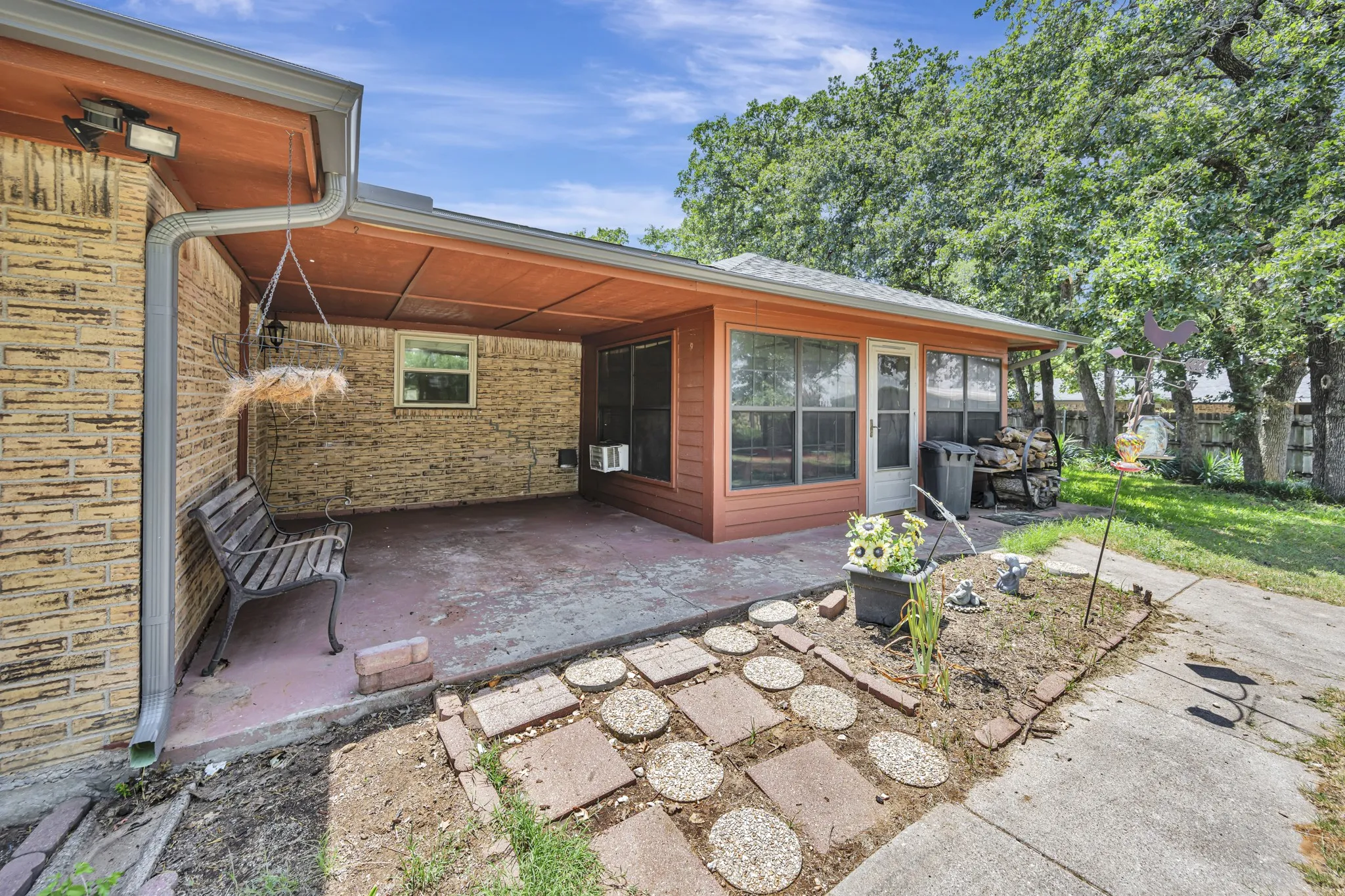 Single Family Residence For Sale in Tarrant County , 408 Chimney Hill Circle, Mansfield, Texas 76063, 3 Bedroom, 2 Bathroom, 2 Garage spaces, 1,839 Sqft, built in 1984, mls#21324930, Real Estate Agent in Mansfield, Homes For Sale in Tarrant county, Homes For Sale in Mansfield, Realtor in Mansfield Texas, Real Estate Brokerage Independent Realty Texas, Luminita Cordes Realtor