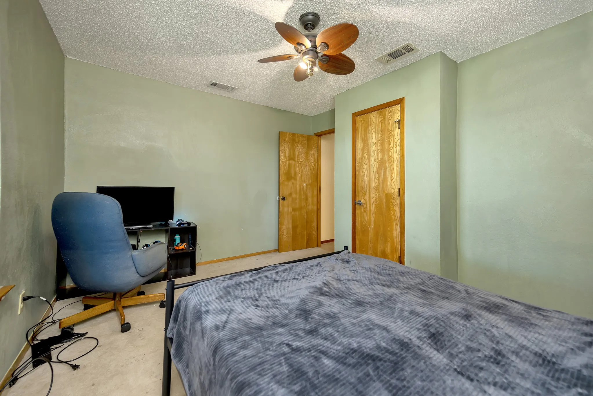 Single Family Residence For Sale in Tarrant County , 408 Chimney Hill Circle, Mansfield, Texas 76063, 3 Bedroom, 2 Bathroom, 2 Garage spaces, 1,839 Sqft, built in 1984, mls#21324930, Real Estate Agent in Mansfield, Homes For Sale in Tarrant county, Homes For Sale in Mansfield, Realtor in Mansfield Texas, Real Estate Brokerage Independent Realty Texas, Luminita Cordes Realtor