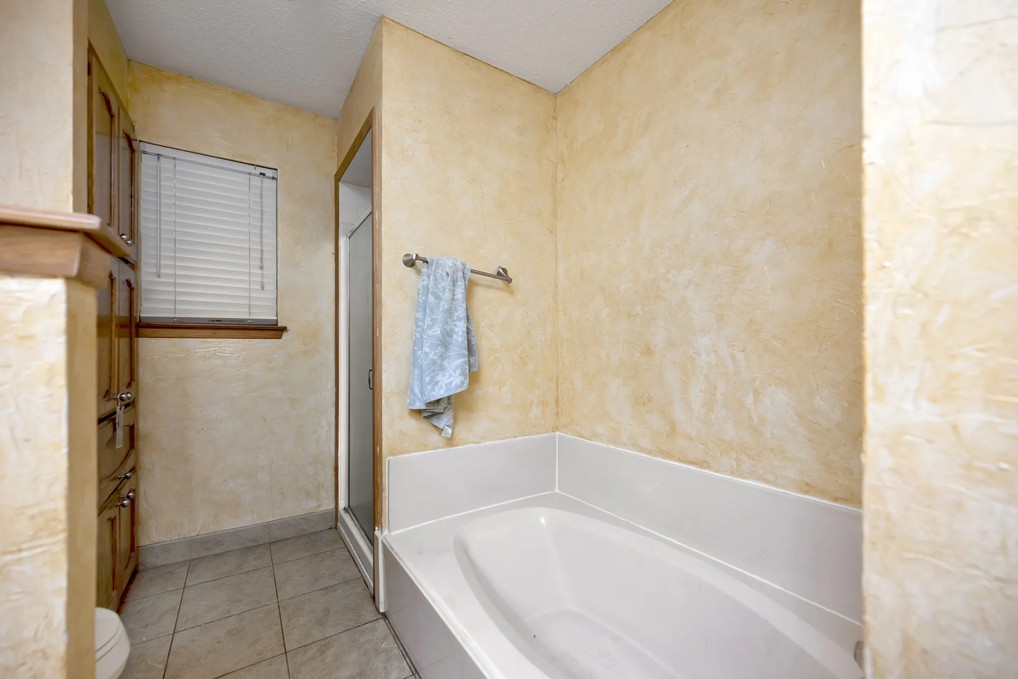Single Family Residence For Sale in Tarrant County , 408 Chimney Hill Circle, Mansfield, Texas 76063, 3 Bedroom, 2 Bathroom, 2 Garage spaces, 1,839 Sqft, built in 1984, mls#21324930, Real Estate Agent in Mansfield, Homes For Sale in Tarrant county, Homes For Sale in Mansfield, Realtor in Mansfield Texas, Real Estate Brokerage Independent Realty Texas, Luminita Cordes Realtor
