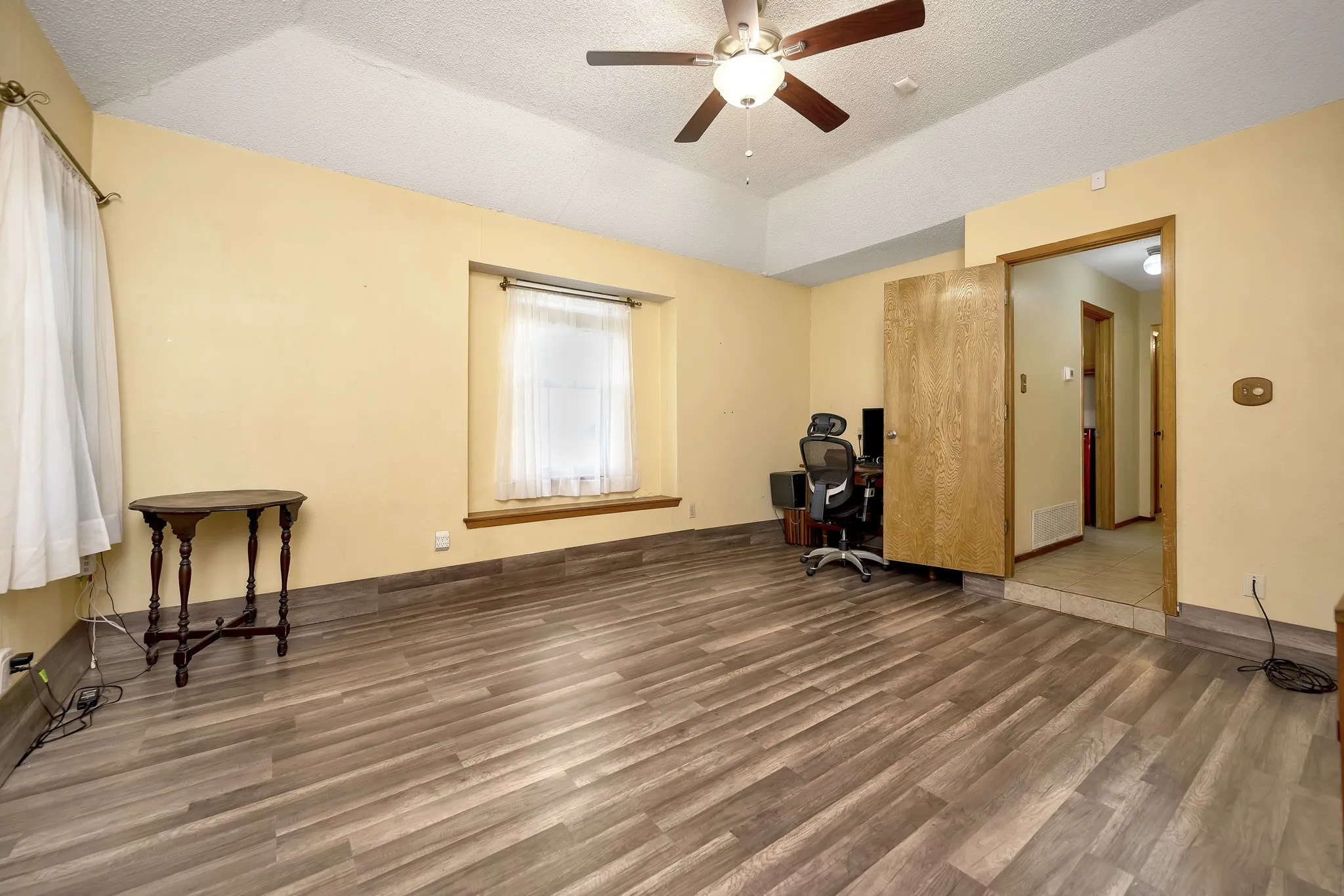 Single Family Residence For Sale in Tarrant County , 408 Chimney Hill Circle, Mansfield, Texas 76063, 3 Bedroom, 2 Bathroom, 2 Garage spaces, 1,839 Sqft, built in 1984, mls#21324930, Real Estate Agent in Mansfield, Homes For Sale in Tarrant county, Homes For Sale in Mansfield, Realtor in Mansfield Texas, Real Estate Brokerage Independent Realty Texas, Luminita Cordes Realtor