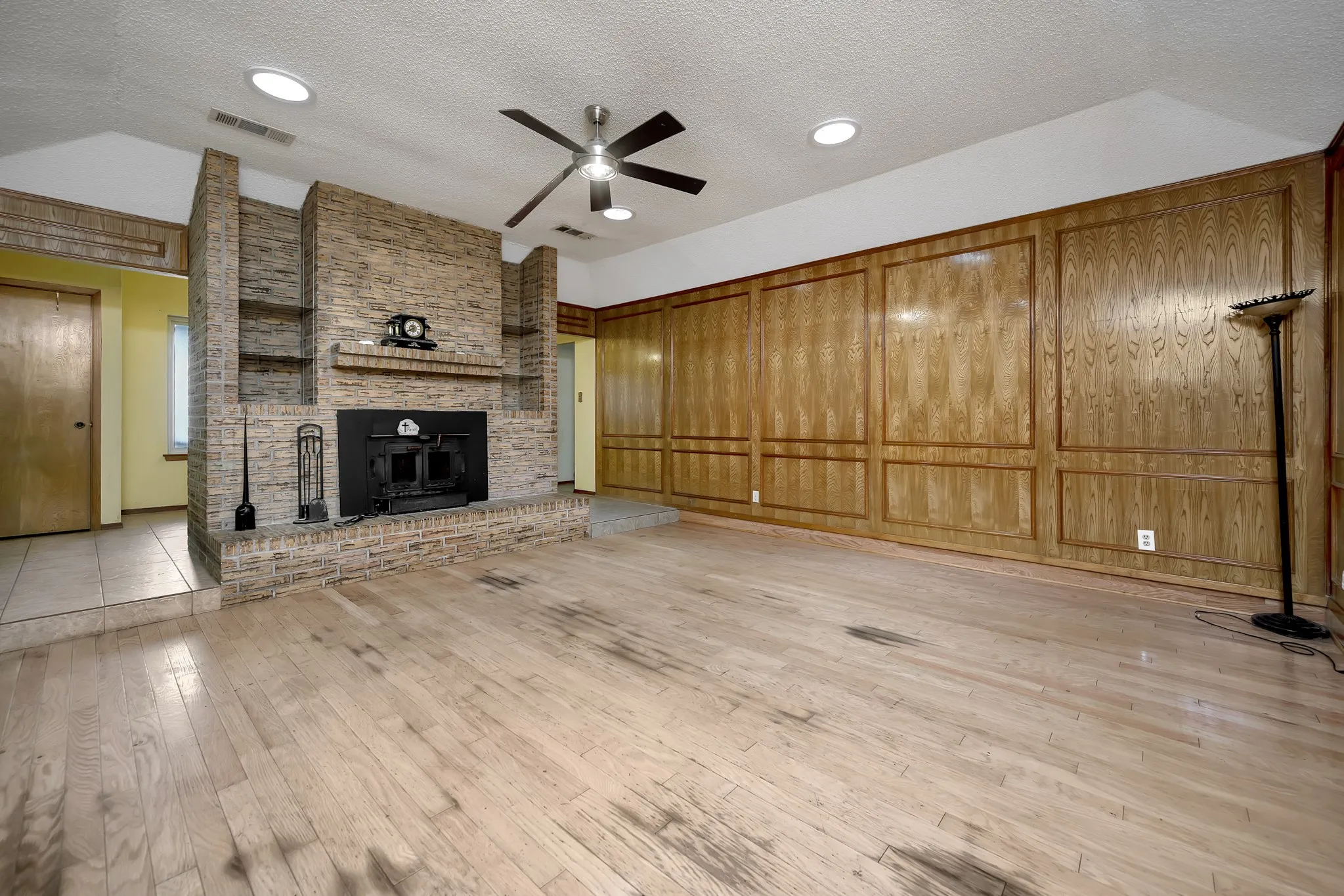 Single Family Residence For Sale in Tarrant County , 408 Chimney Hill Circle, Mansfield, Texas 76063, 3 Bedroom, 2 Bathroom, 2 Garage spaces, 1,839 Sqft, built in 1984, mls#21324930, Real Estate Agent in Mansfield, Homes For Sale in Tarrant county, Homes For Sale in Mansfield, Realtor in Mansfield Texas, Real Estate Brokerage Independent Realty Texas, Luminita Cordes Realtor