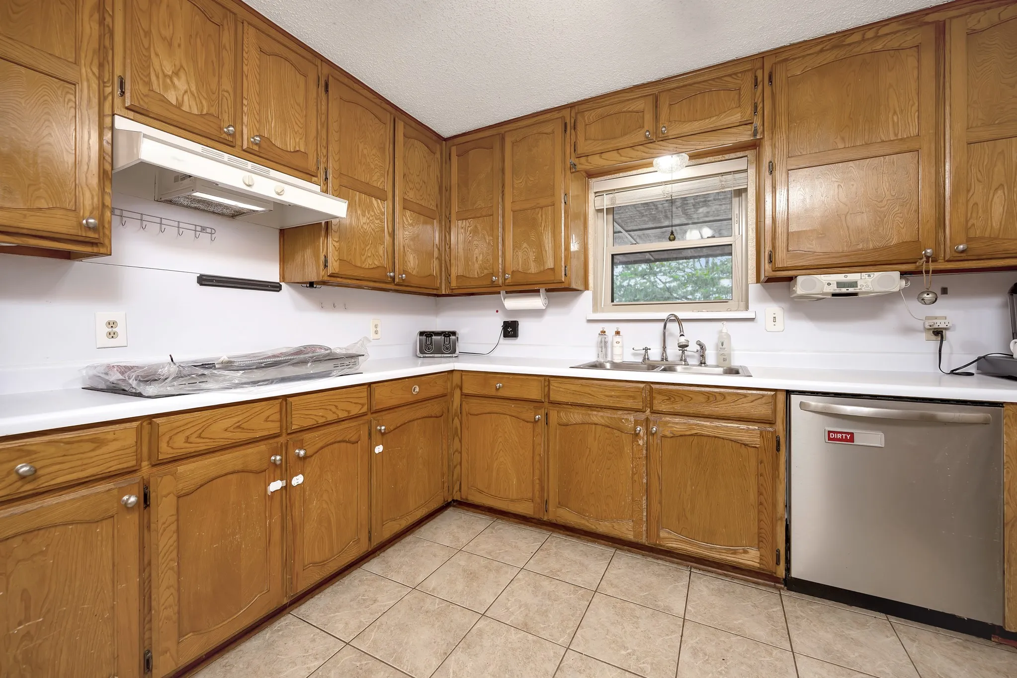Single Family Residence For Sale in Tarrant County , 408 Chimney Hill Circle, Mansfield, Texas 76063, 3 Bedroom, 2 Bathroom, 2 Garage spaces, 1,839 Sqft, built in 1984, mls#21324930, Real Estate Agent in Mansfield, Homes For Sale in Tarrant county, Homes For Sale in Mansfield, Realtor in Mansfield Texas, Real Estate Brokerage Independent Realty Texas, Luminita Cordes Realtor