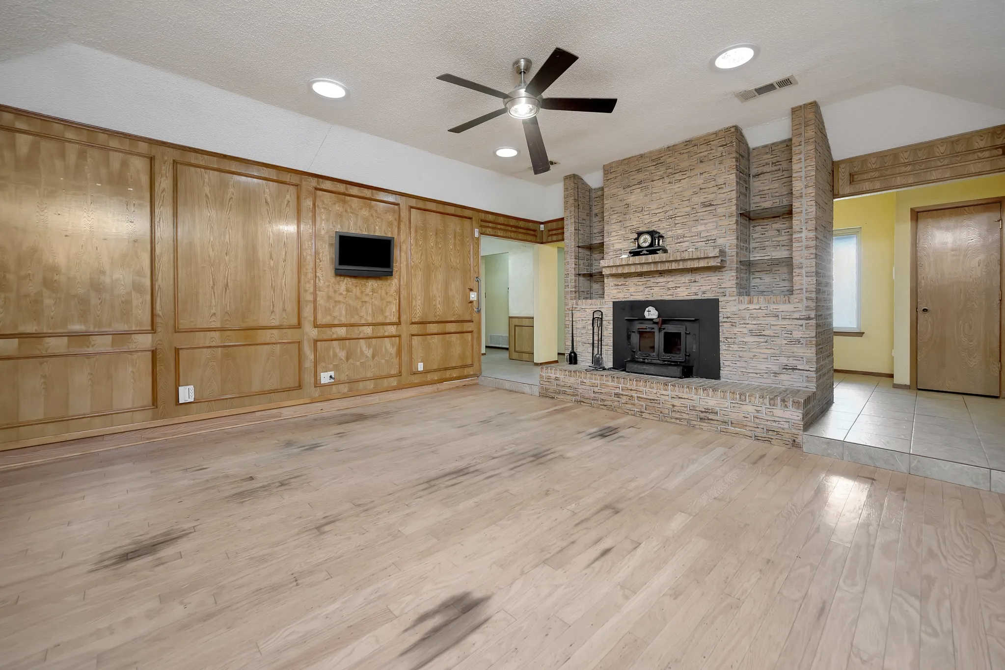 Single Family Residence For Sale in Tarrant County , 408 Chimney Hill Circle, Mansfield, Texas 76063, 3 Bedroom, 2 Bathroom, 2 Garage spaces, 1,839 Sqft, built in 1984, mls#21324930, Real Estate Agent in Mansfield, Homes For Sale in Tarrant county, Homes For Sale in Mansfield, Realtor in Mansfield Texas, Real Estate Brokerage Independent Realty Texas, Luminita Cordes Realtor
