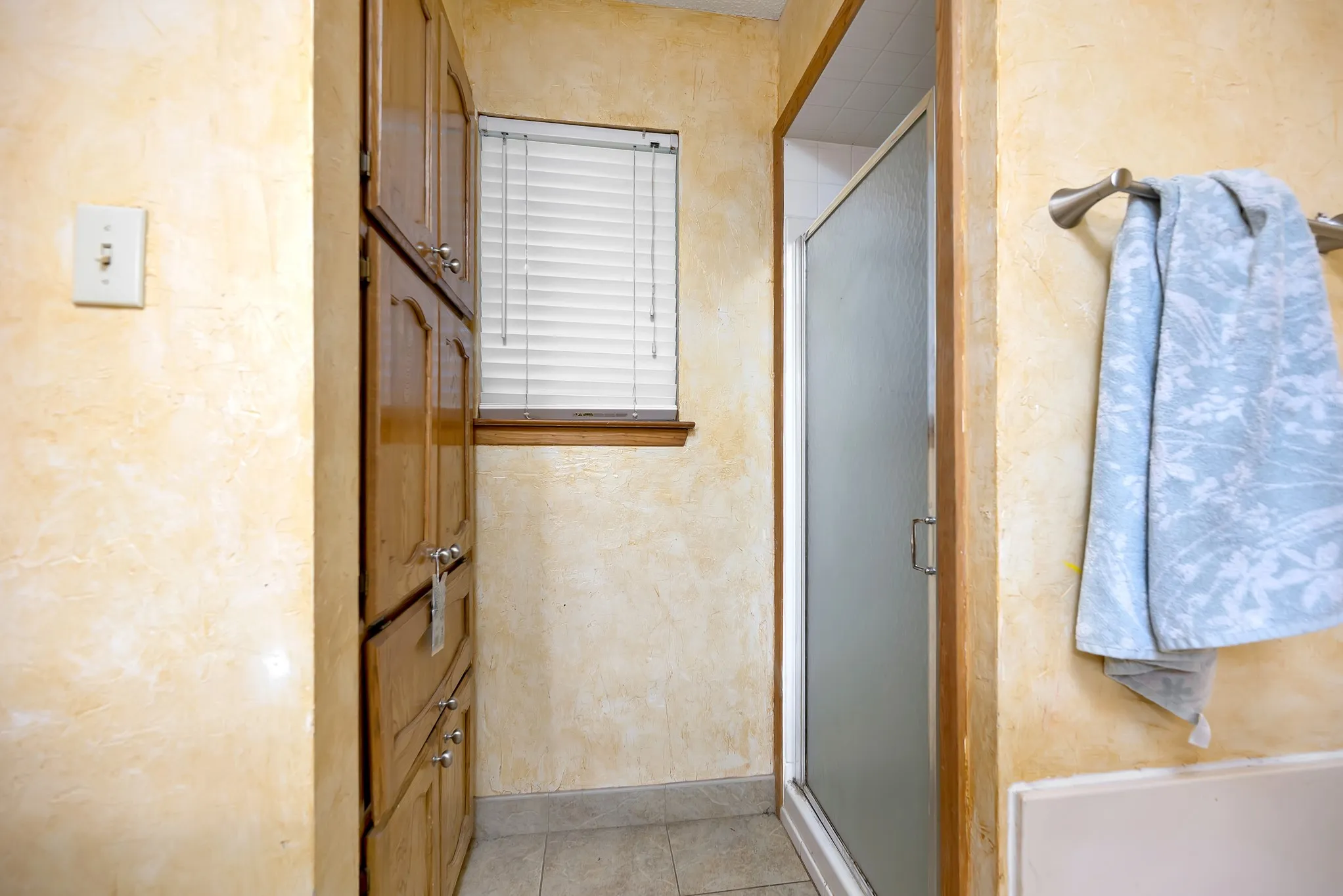 Single Family Residence For Sale in Tarrant County , 408 Chimney Hill Circle, Mansfield, Texas 76063, 3 Bedroom, 2 Bathroom, 2 Garage spaces, 1,839 Sqft, built in 1984, mls#21324930, Real Estate Agent in Mansfield, Homes For Sale in Tarrant county, Homes For Sale in Mansfield, Realtor in Mansfield Texas, Real Estate Brokerage Independent Realty Texas, Luminita Cordes Realtor