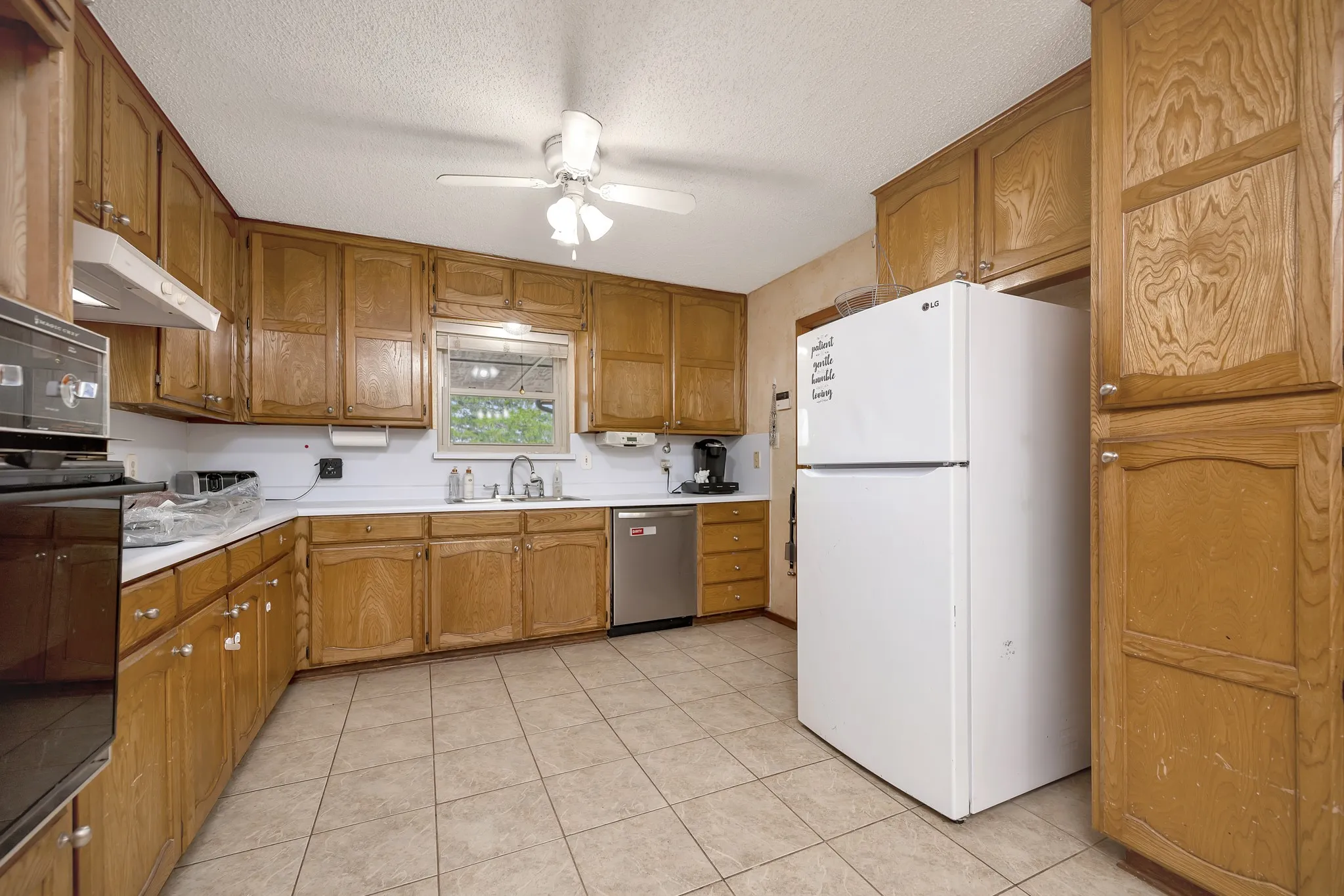 Single Family Residence For Sale in Tarrant County , 408 Chimney Hill Circle, Mansfield, Texas 76063, 3 Bedroom, 2 Bathroom, 2 Garage spaces, 1,839 Sqft, built in 1984, mls#21324930, Real Estate Agent in Mansfield, Homes For Sale in Tarrant county, Homes For Sale in Mansfield, Realtor in Mansfield Texas, Real Estate Brokerage Independent Realty Texas, Luminita Cordes Realtor