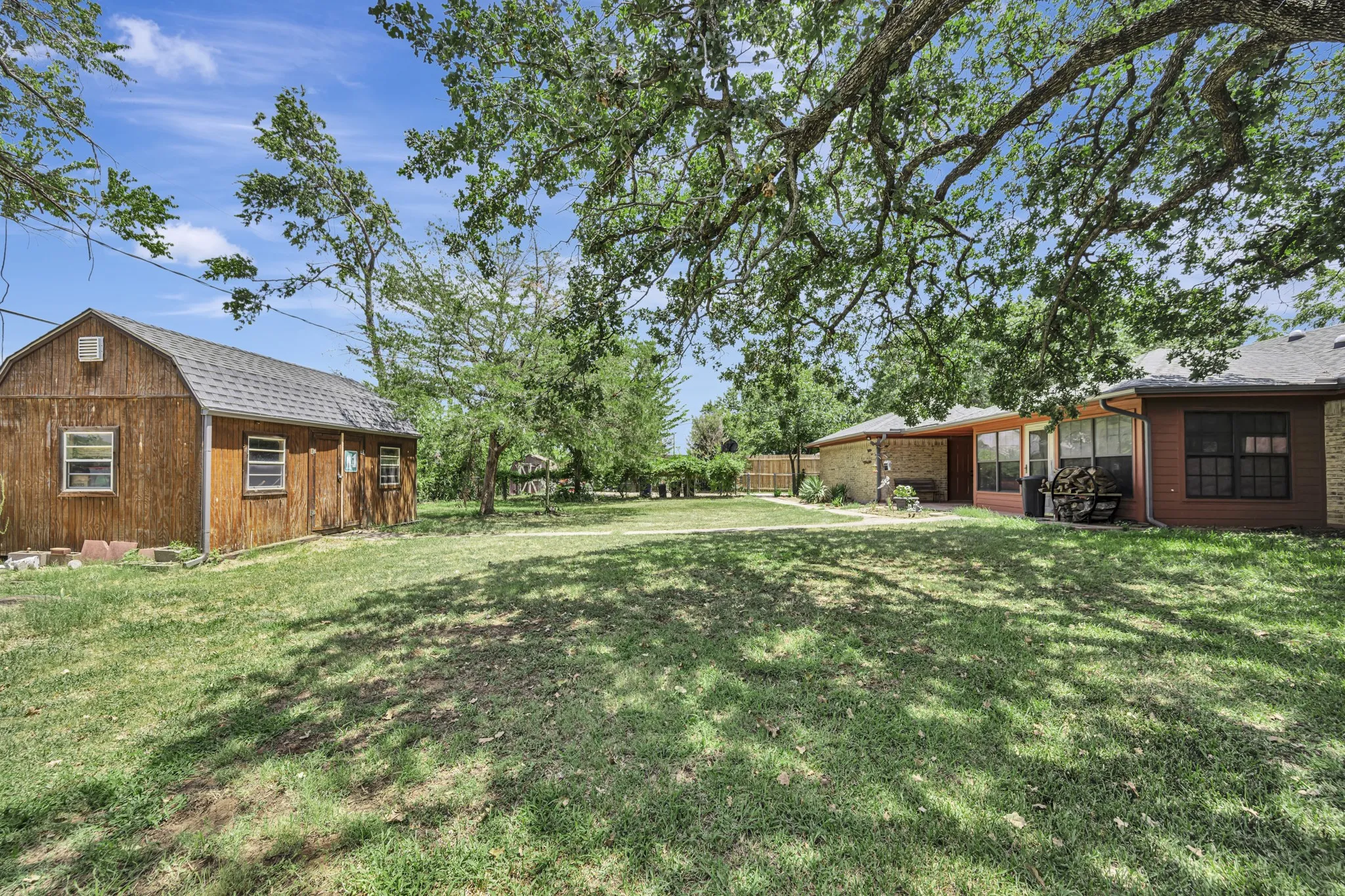 Single Family Residence For Sale in Tarrant County , 408 Chimney Hill Circle, Mansfield, Texas 76063, 3 Bedroom, 2 Bathroom, 2 Garage spaces, 1,839 Sqft, built in 1984, mls#21324930, Real Estate Agent in Mansfield, Homes For Sale in Tarrant county, Homes For Sale in Mansfield, Realtor in Mansfield Texas, Real Estate Brokerage Independent Realty Texas, Luminita Cordes Realtor