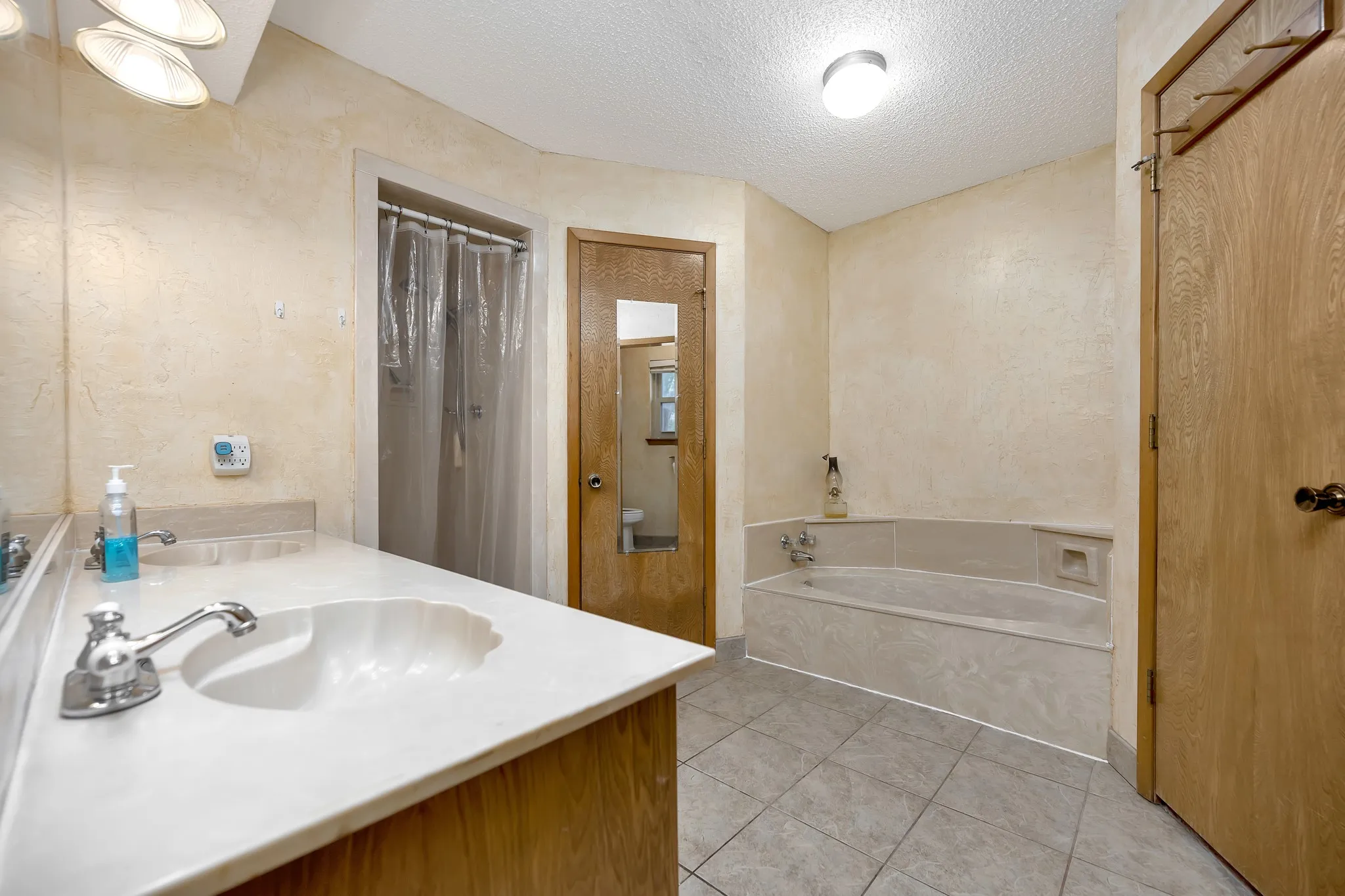Single Family Residence For Sale in Tarrant County , 408 Chimney Hill Circle, Mansfield, Texas 76063, 3 Bedroom, 2 Bathroom, 2 Garage spaces, 1,839 Sqft, built in 1984, mls#21324930, Real Estate Agent in Mansfield, Homes For Sale in Tarrant county, Homes For Sale in Mansfield, Realtor in Mansfield Texas, Real Estate Brokerage Independent Realty Texas, Luminita Cordes Realtor